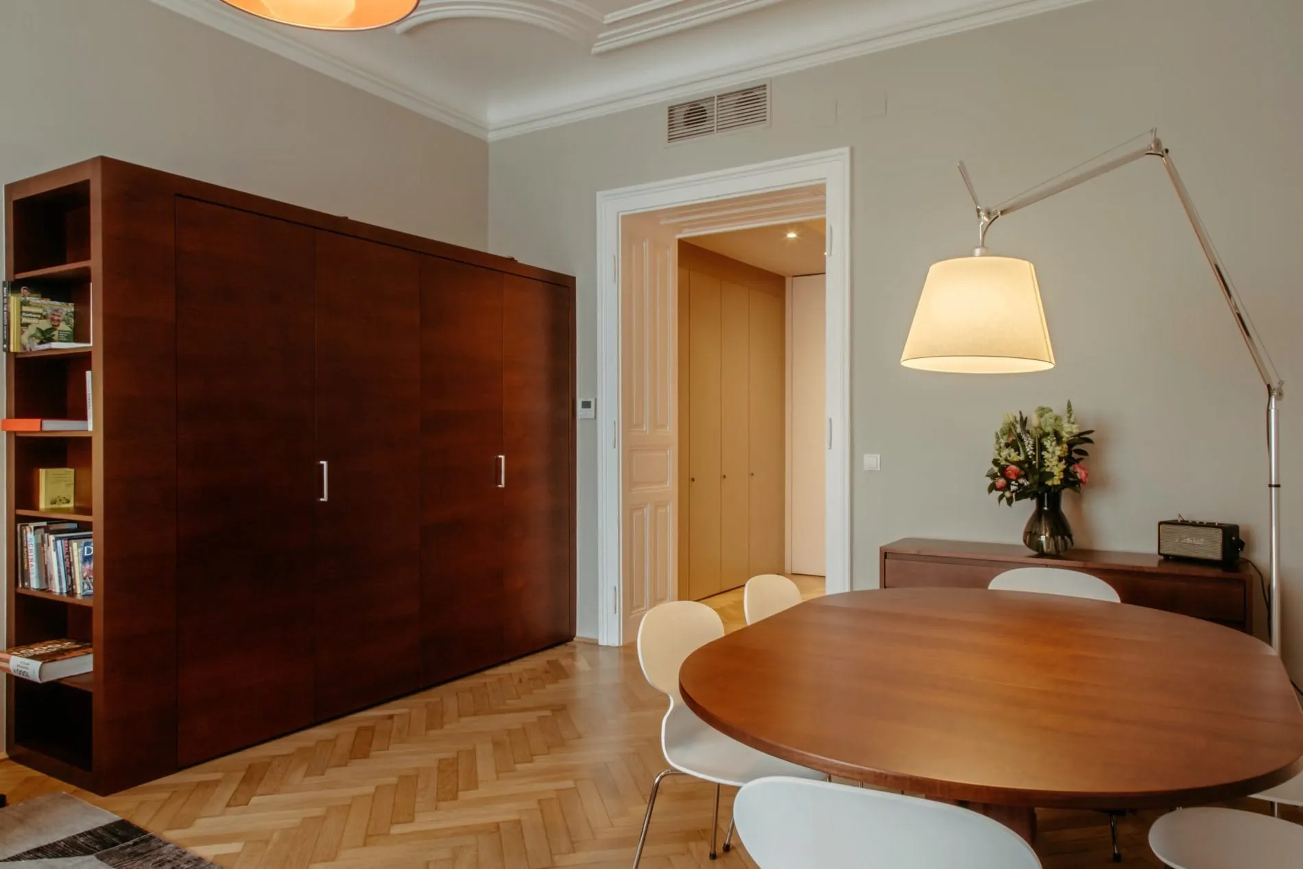 Esstisch von Thonet mit Sesseln von Vitra im Wohnbereich der Suite im Altstadt Vienna.