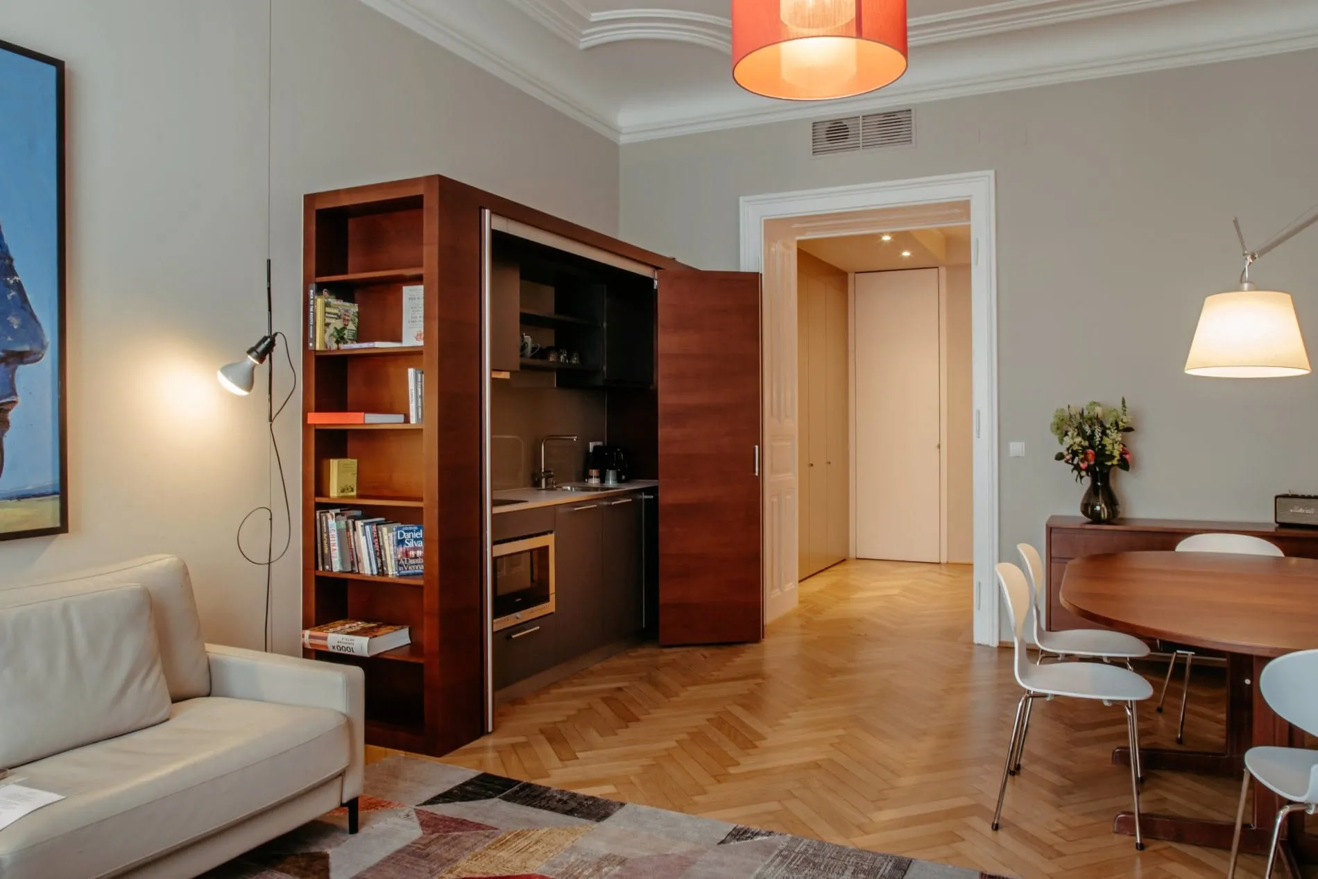 Esstisch von Thonet mit Sesseln von Vitra im Wohnbereich der Suite im Altstadt Vienna.