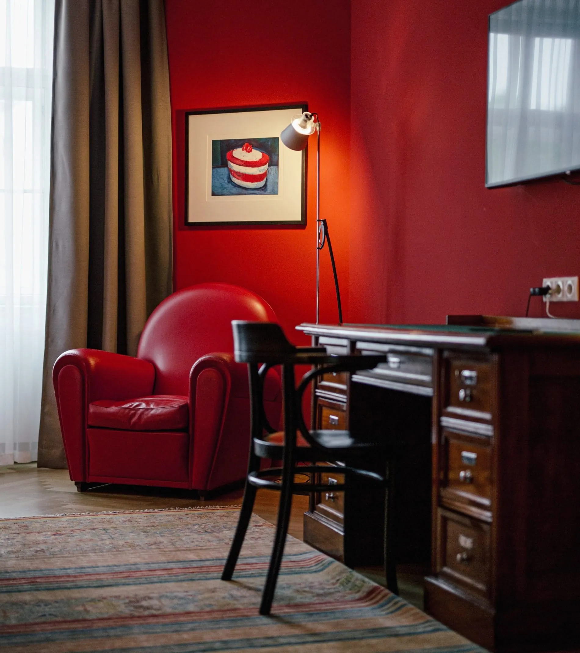 Sessel und Kunstwerk von Xenia Hausner in der Suite im Altstadt Vienna.