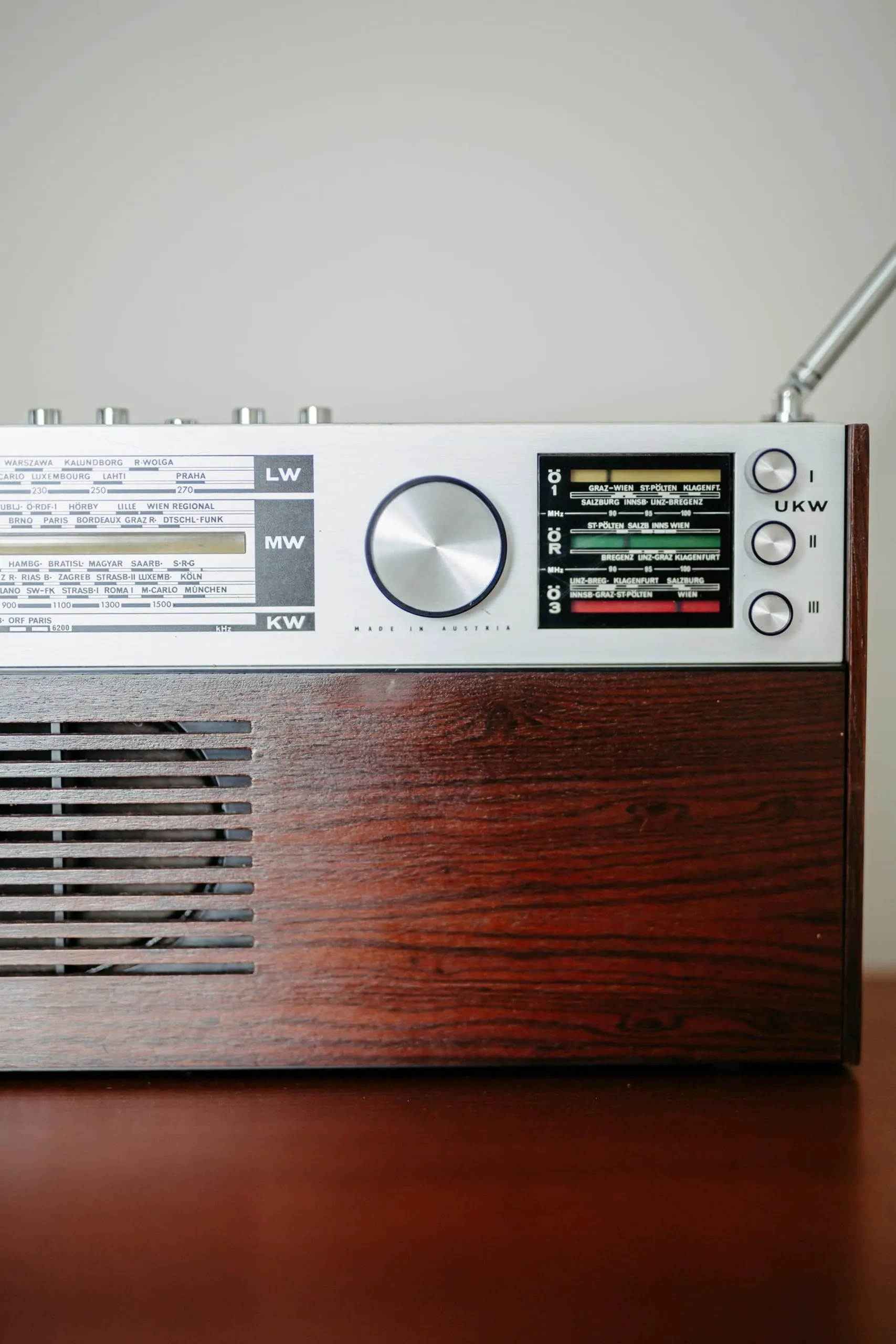 Kofferradio als persönliches Einrichtungselement in der Suite im Hotel Altstadt Vienna.