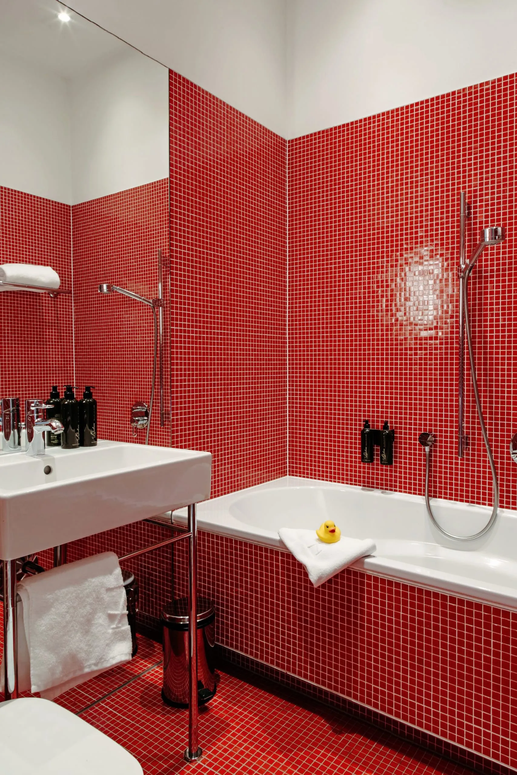Badezimmer der Suite „Harry K. Room“ im Hotel Altstadt Vienna.