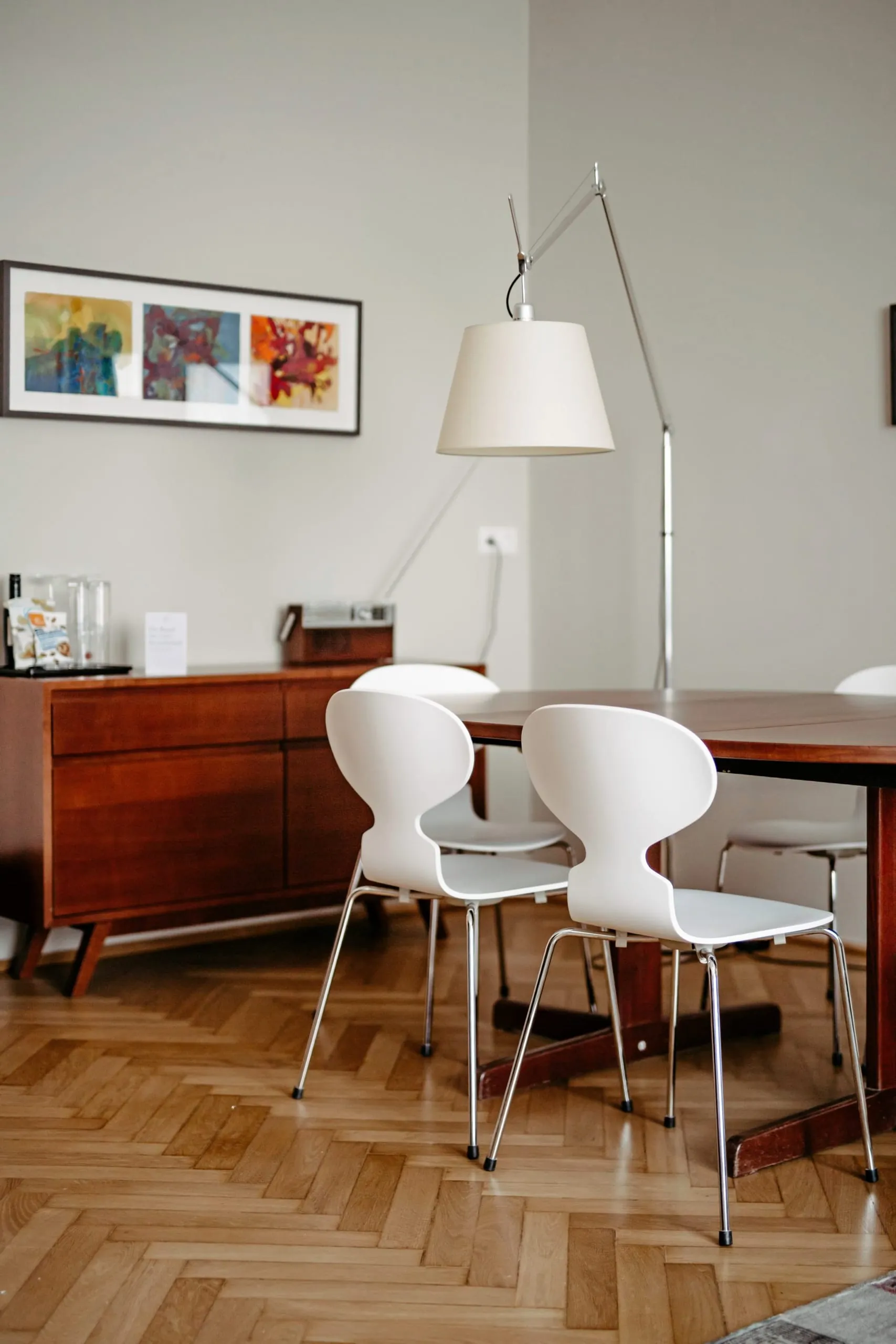Designklassiker von Vitra und Thonet prägen die Sitzmöbel in den Zimmern und Suiten des Hotel Altstadt Vienna.