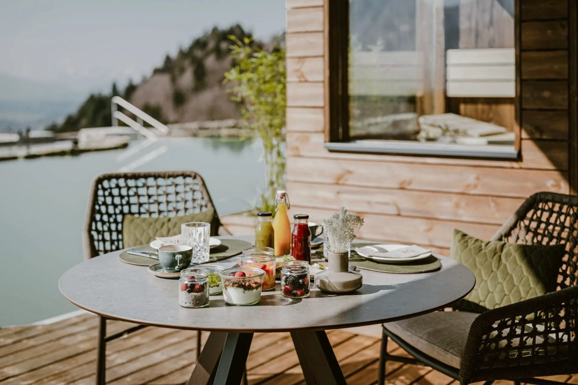 Auf der privaten Terrasse der Seesuiten wird auf Wunsch ein individuell zusammengestellter Frühstückskorb serviert – direkt am hauseigenen Bergsee mit Blick auf die Allgäuer Bergwelt.