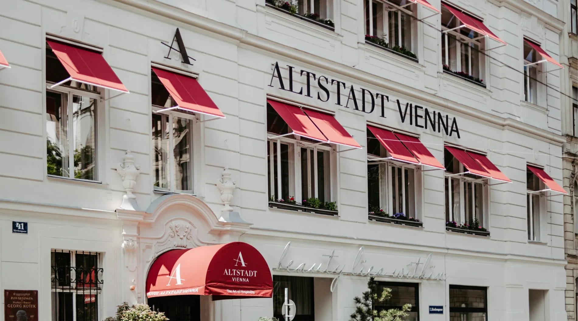 Die Zimmer und Suiten im Hotel Altstadt Vienna sind individuell gestaltet und reichen von Entwürfen internationaler Architektinnen und Architekten bis hin zu Arbeiten zeitgenössischer Designer.