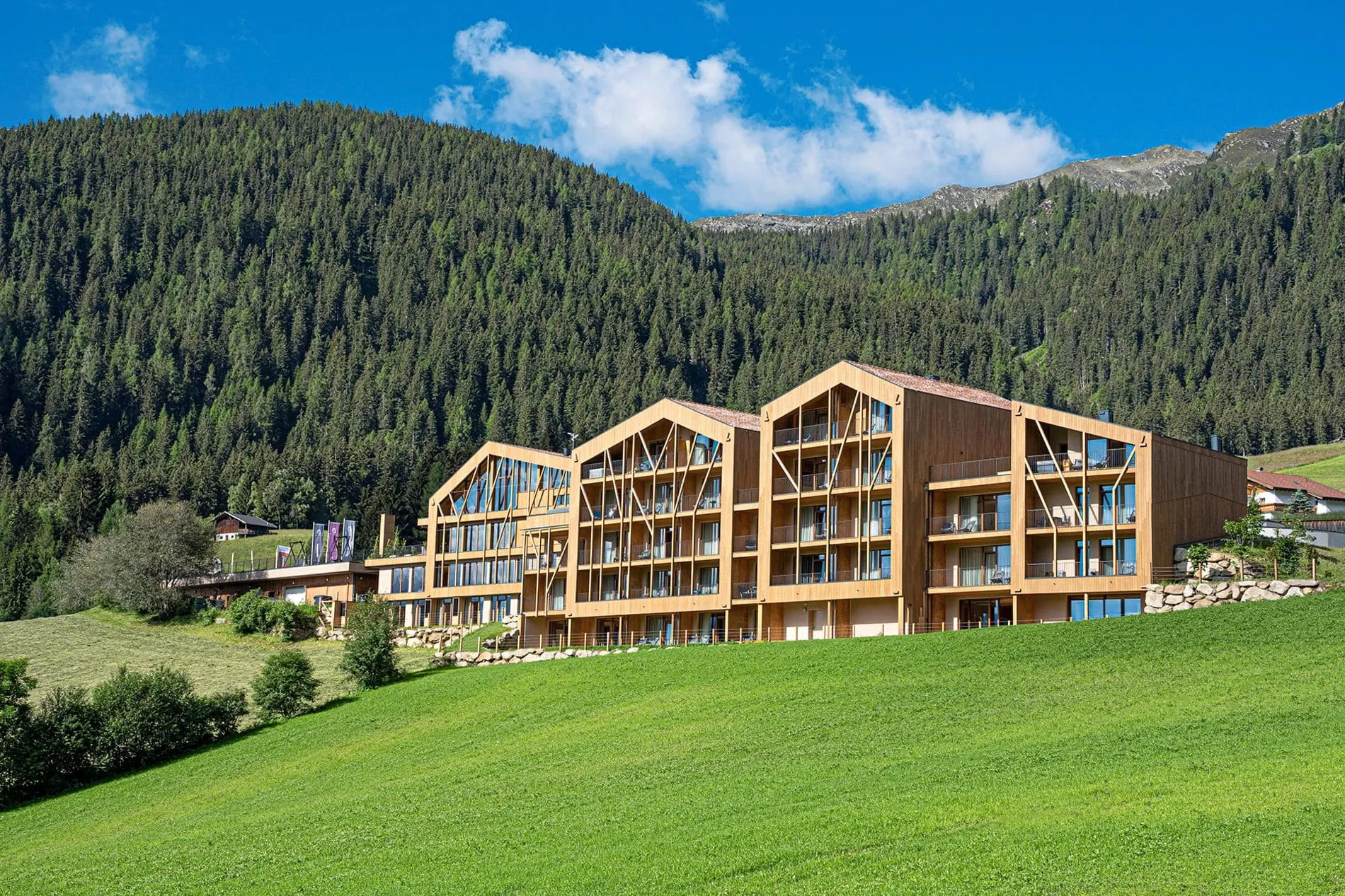 Auf 1.350 Metern Höhe im Ridnauntal bei Sterzing fügt sich das Viersterne-Superior-Hotel Gassenhof mit seiner Holzfassade harmonisch in die alpine Landschaft ein.