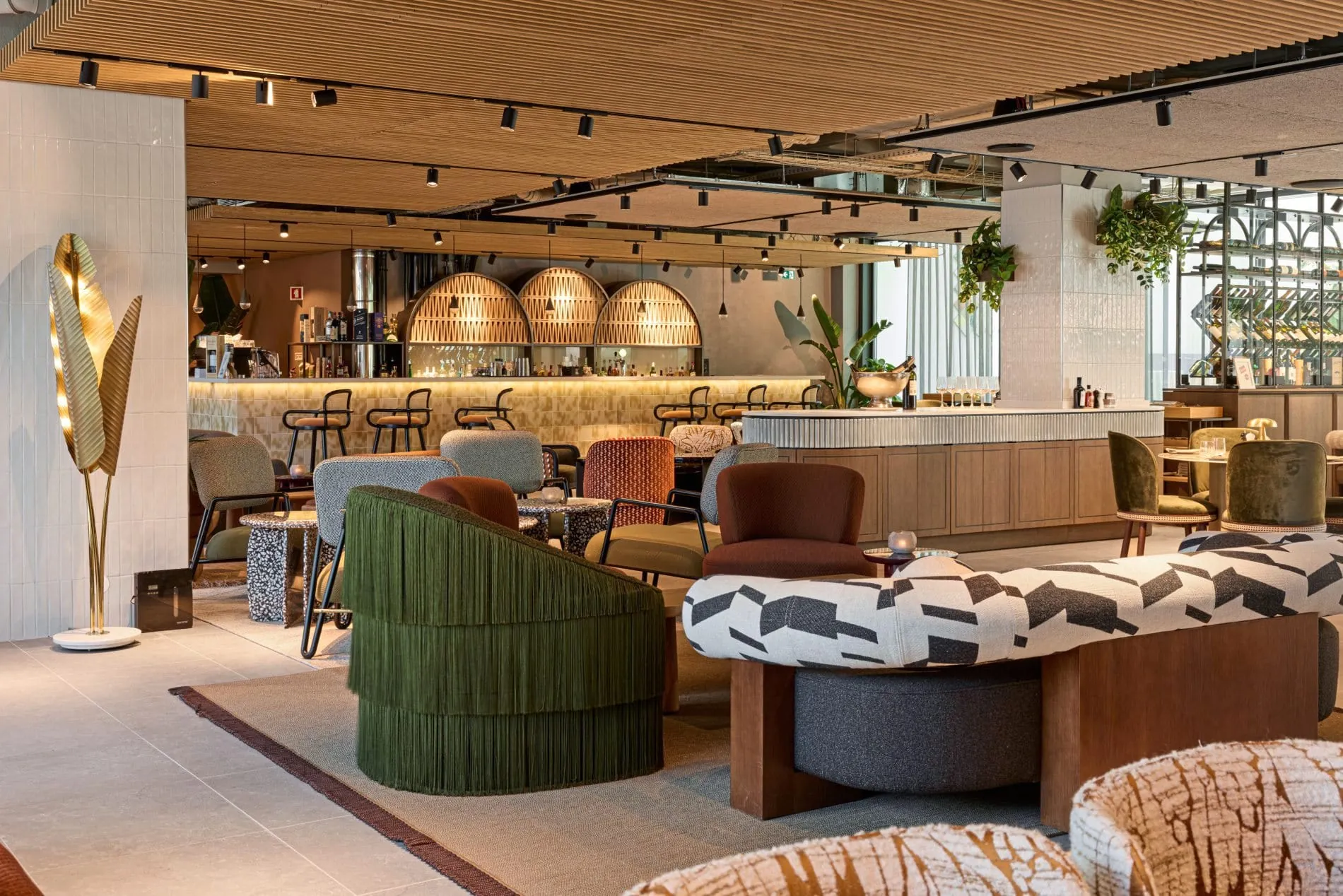 Die offene Lounge im Erdgeschoss verbindet die Hotelbar mit Sitzgruppen aus farbenfrohen Designermöbeln.