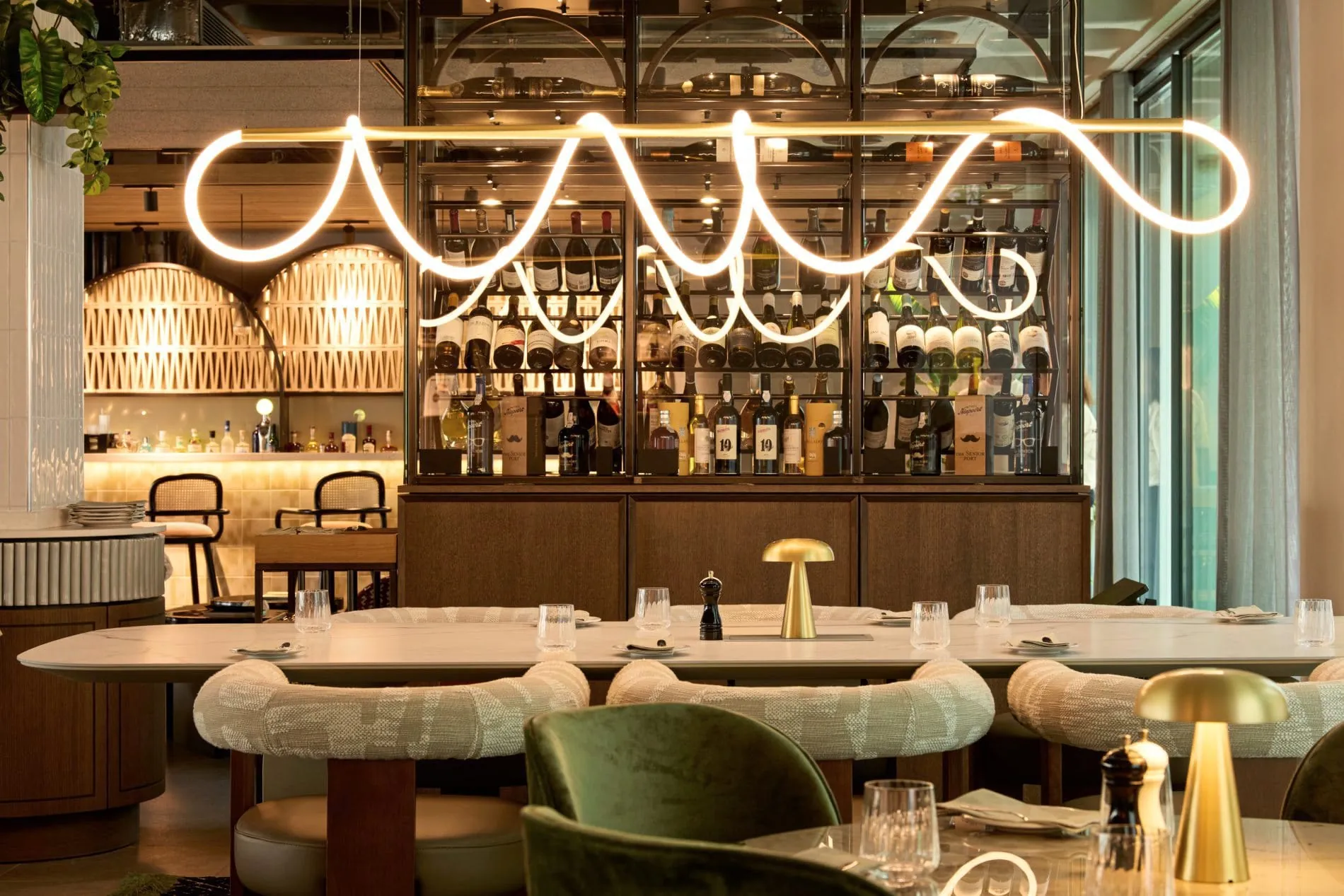 Eine geschwungene Lichtinstallation über dem Chef's Table im Restaurant „Sazonal“ sorgt für einen Hingucker.