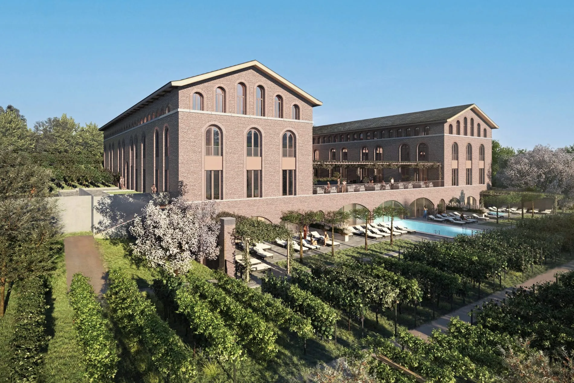 Das Haupthaus greift die römisch geprägte Architekturtradition der Saarregion auf und öffnet sich mit Pool und Terrasse zur umliegenden Weinlandschaft.