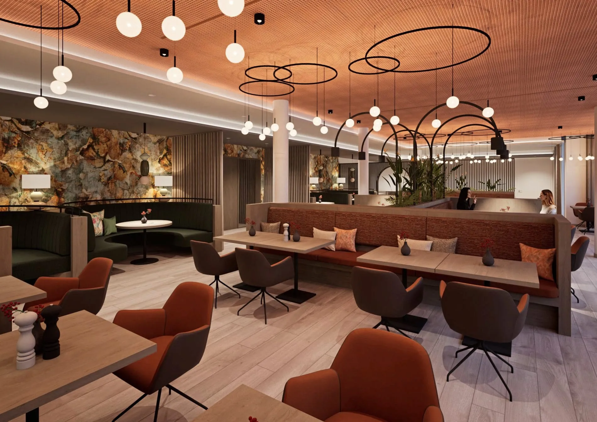 Im Restaurant des Terra Saar verbinden warme Erd- und Grüntöne, geschwungene Pendelleuchten und naturinspirierte Wandgestaltungen die kulinarische Erfahrung mit dem Flair der Saarregion.