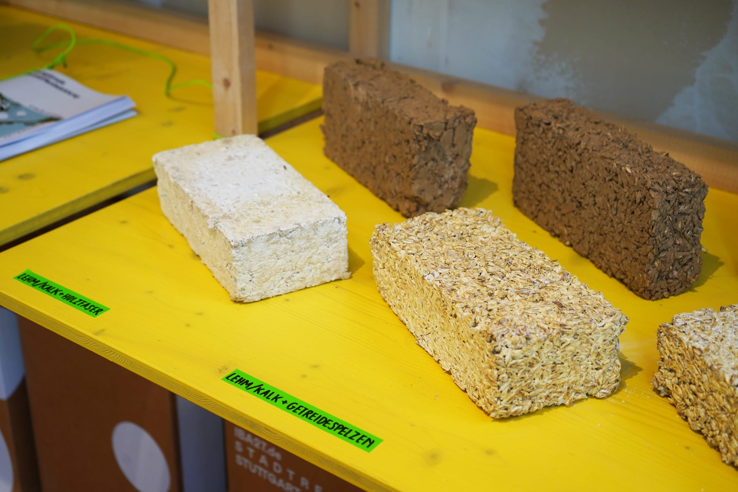 Blick in den Uni-Raum: Bei einer Ausstellung zur IBA 2027 wurden bioregionale Baustoffe vorgestellt.