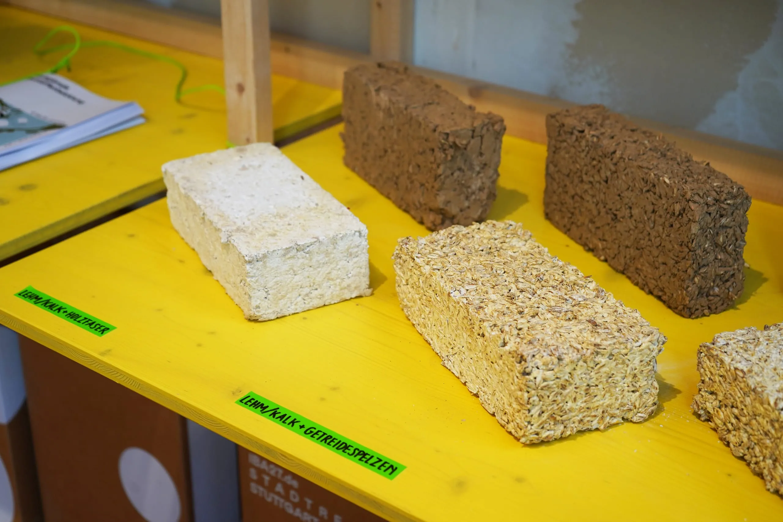 Blick in den Uni-Raum: Bei einer Ausstellung zur IBA 2027 wurden bioregionale Baustoffe vorgestellt.