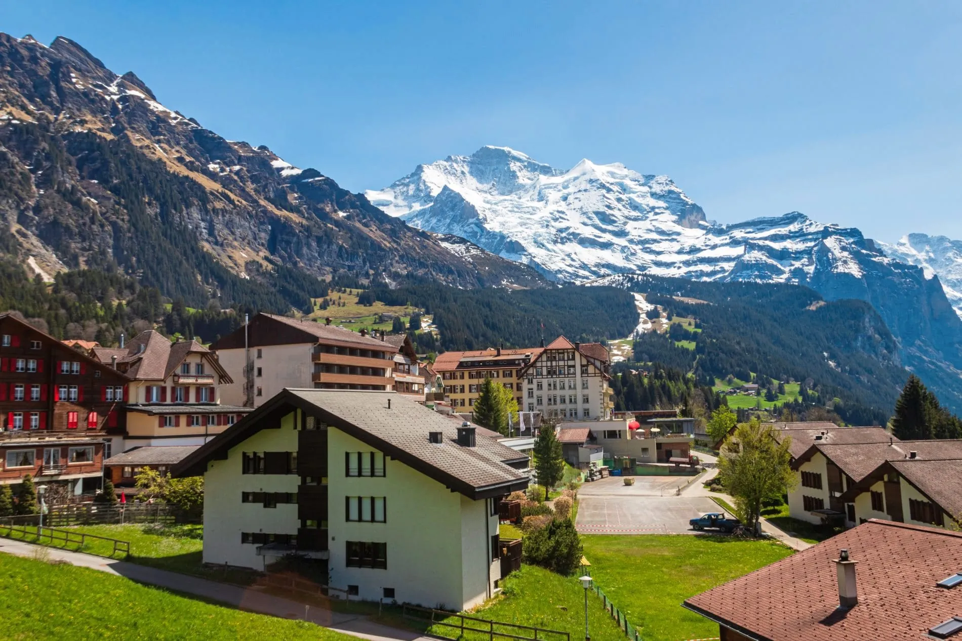 Der Alpenraum bleibt ein gefragtes Sommerziel, doch die Rahmenbedingungen für die Betriebe werden anspruchsvoller.