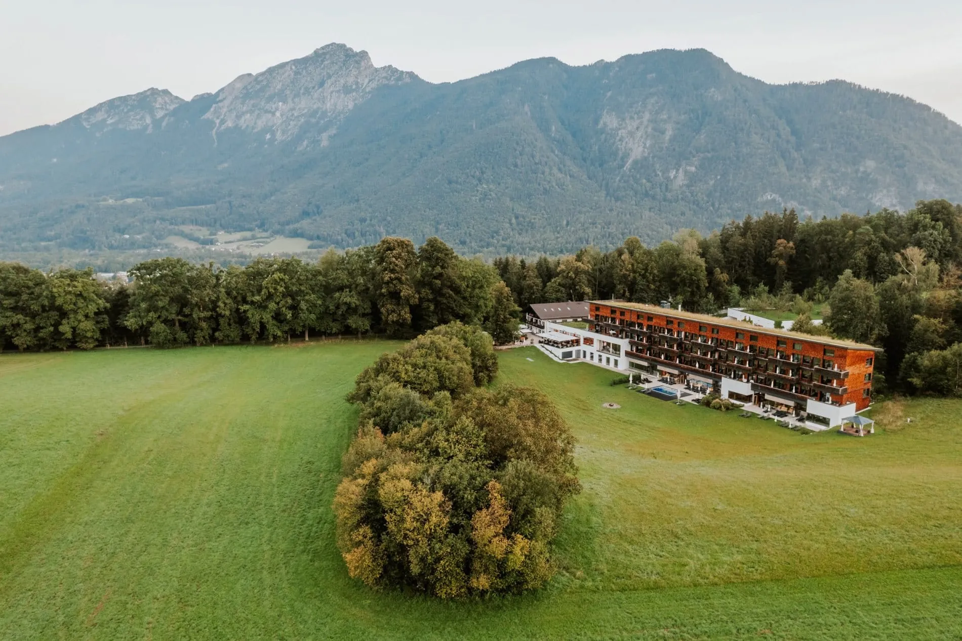 Alleinlage in der oberbayerischen Landschaft: Das Hotel Klosterhof in Bayerisch Gmain.