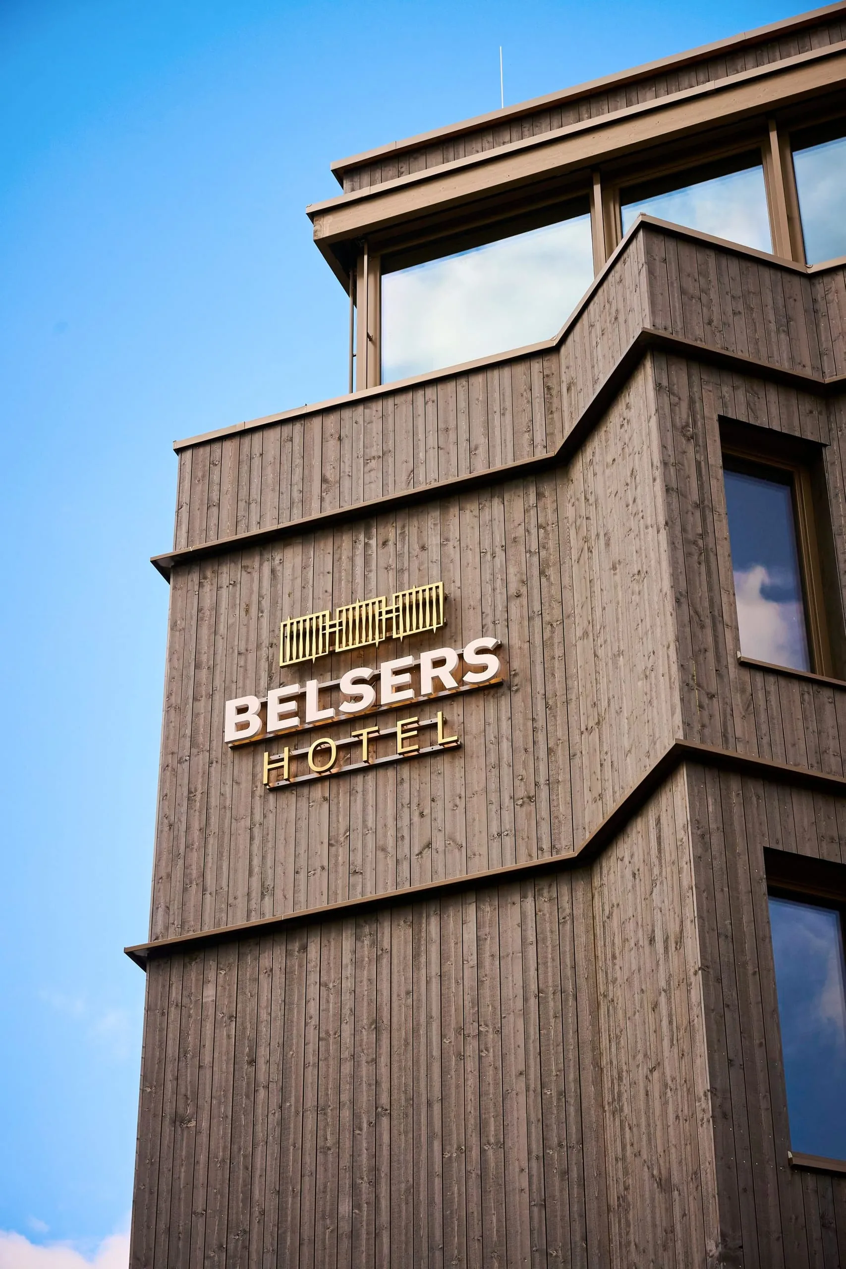 Die vier Gebäude erhielten eine Fassade aus dunklem Lärchenholz, das mit einem Vorvergrauungslack behandelt wurde.