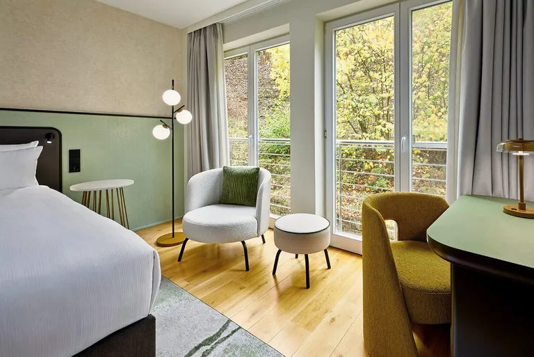 Makeover für die Zimmer: Zurückhaltende Farbpaletten und großzügige Fensterfronten zeichnen das neue Interior Design aus.