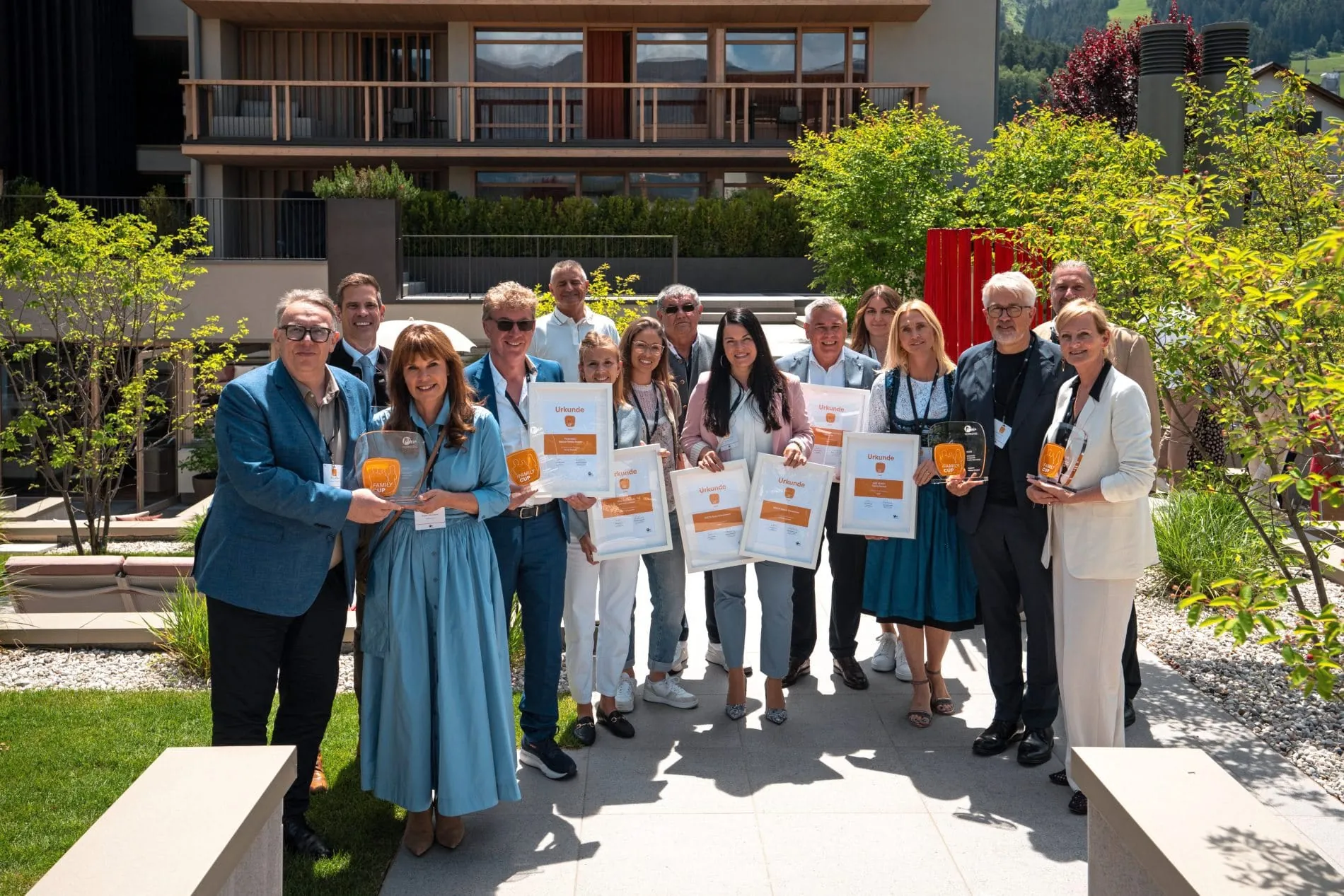 Zwei Awards, ein Tag: Im Falkensteiner Hotel Kronplatz wurden die Gewinner des Family Cups 2026 und des Lieblings Chalet Award 2026 ausgezeichnet.