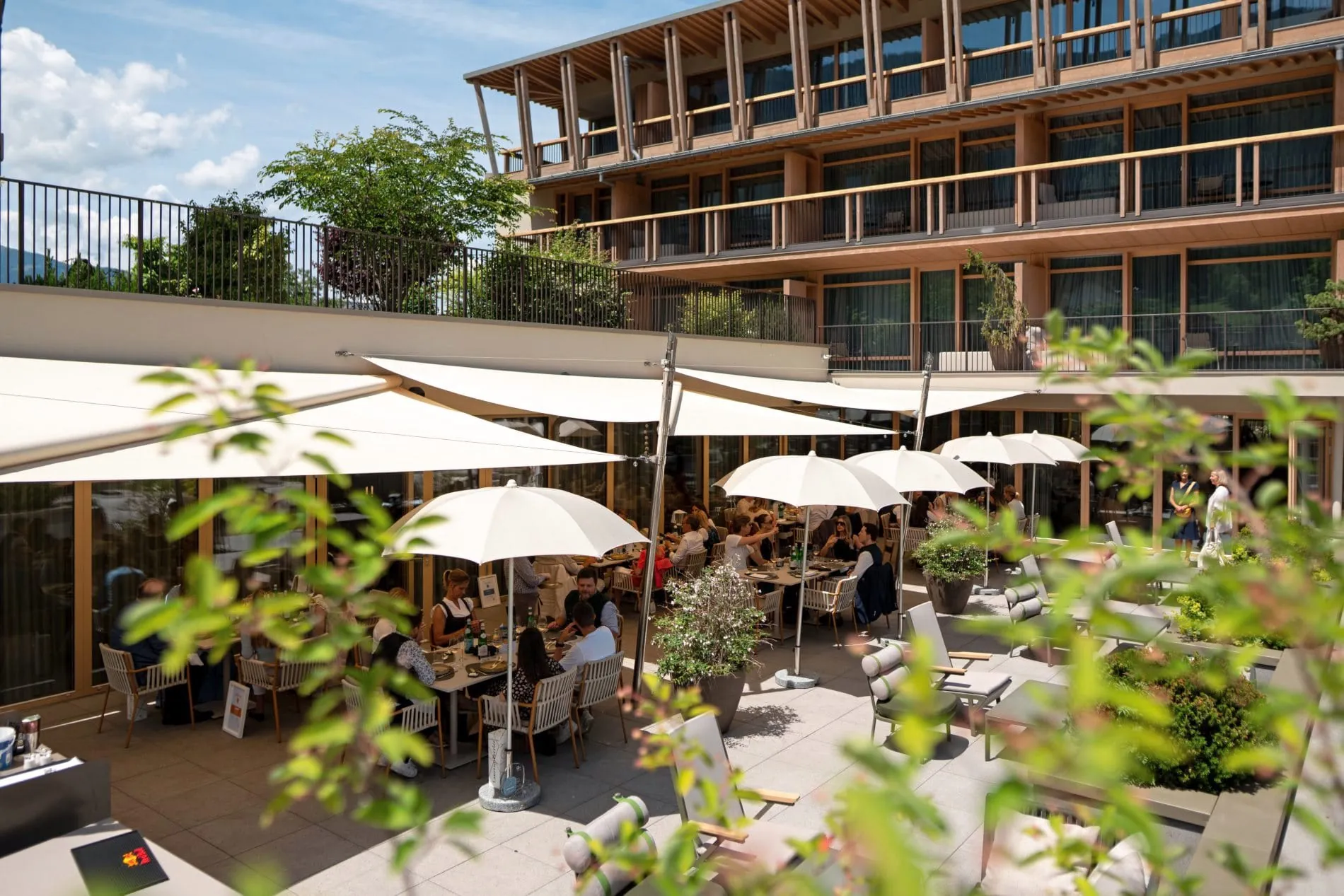 Zwei Awards, ein Tag: Im Falkensteiner Hotel Kronplatz wurden die Gewinner des Family Cups 2026 und des Lieblings Chalet Award 2026 ausgezeichnet.