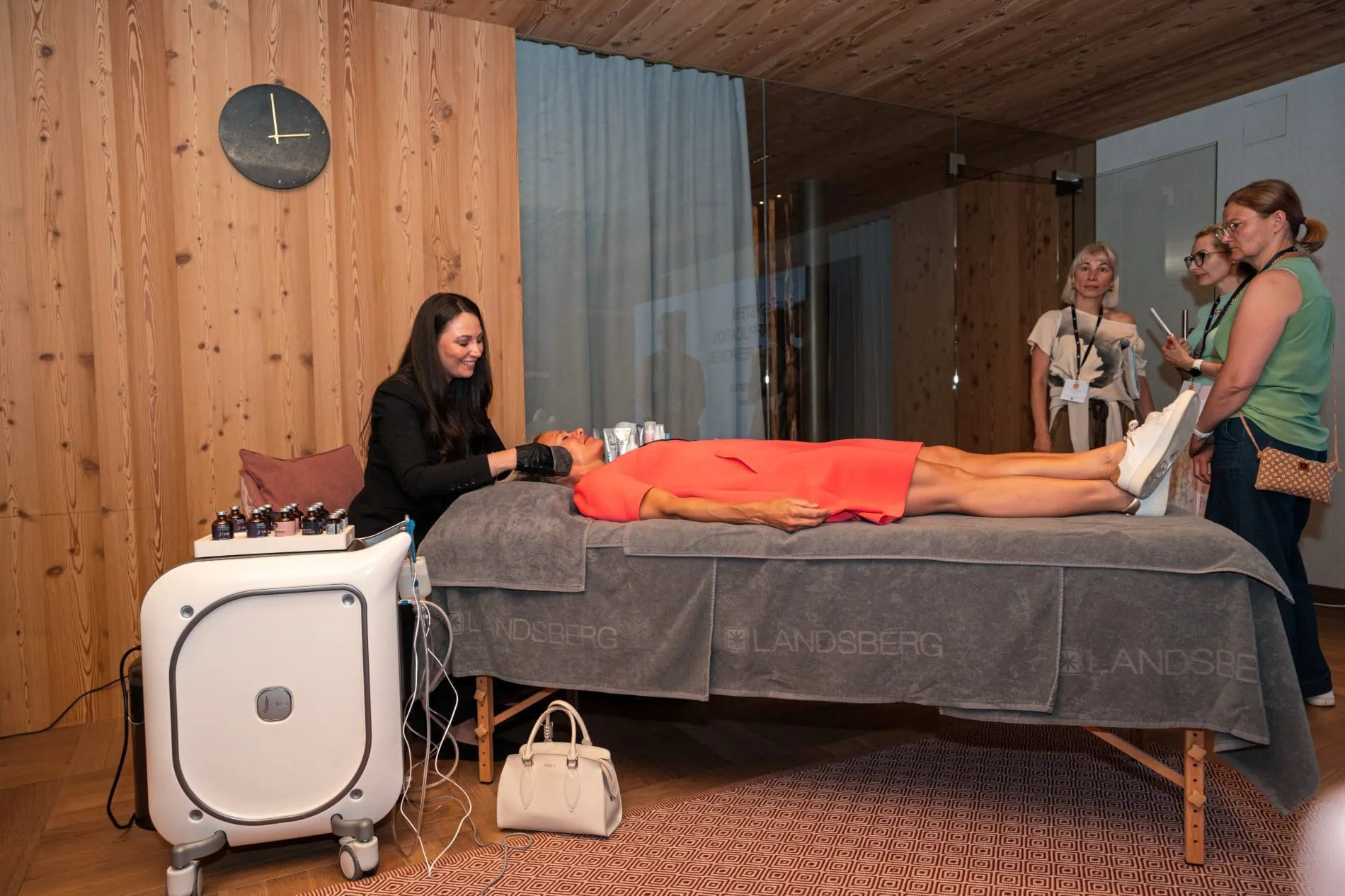 Zwei Awards, ein Tag: Im Falkensteiner Hotel Kronplatz wurden die Gewinner des Family Cups 2026 und des Lieblings Chalet Award 2026 ausgezeichnet.