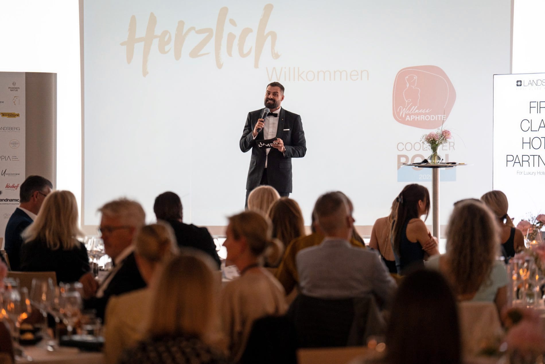 „Exzellenz und Leidenschaft": Rund 150 geladene Gäste aus Hotellerie, Tourismus und Medien feierten im Falkensteiner Hotel Kronplatz und im Lumen auf dem Kronplatz die Verleihung der Wellness Aphrodite 2026.