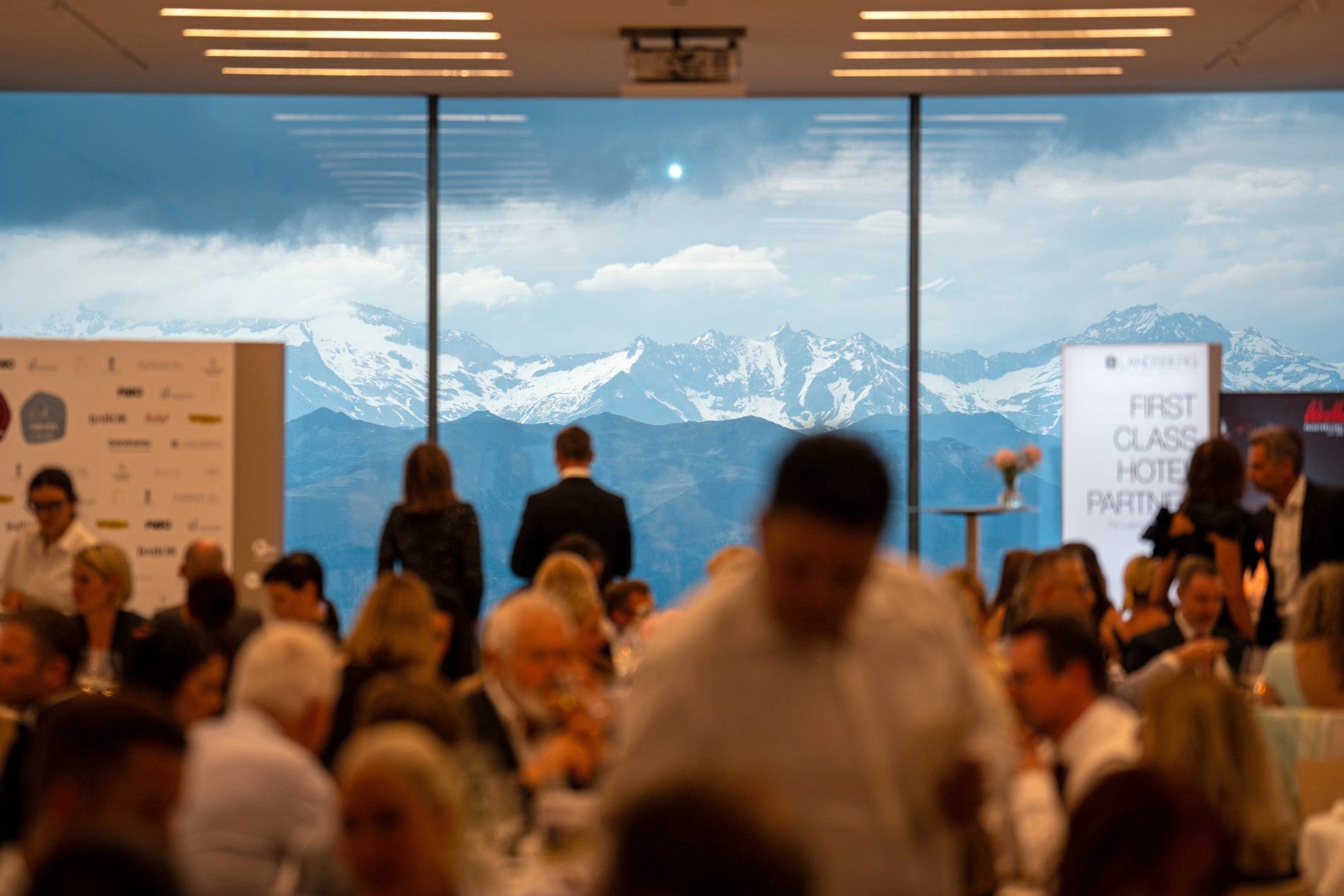 „Exzellenz und Leidenschaft": Rund 150 geladene Gäste aus Hotellerie, Tourismus und Medien feierten im Falkensteiner Hotel Kronplatz und im Lumen auf dem Kronplatz die Verleihung der Wellness Aphrodite 2026.