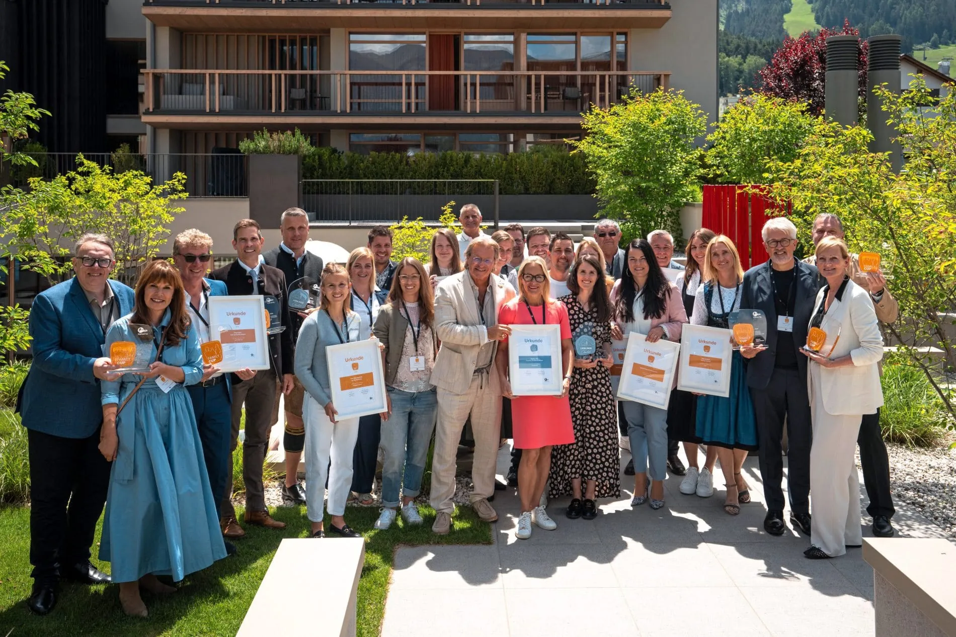 Zwei Awards, ein Tag: Im Falkensteiner Hotel Kronplatz wurden die Gewinner des Family Cups 2026 und des Lieblings Chalet Award 2026 ausgezeichnet.