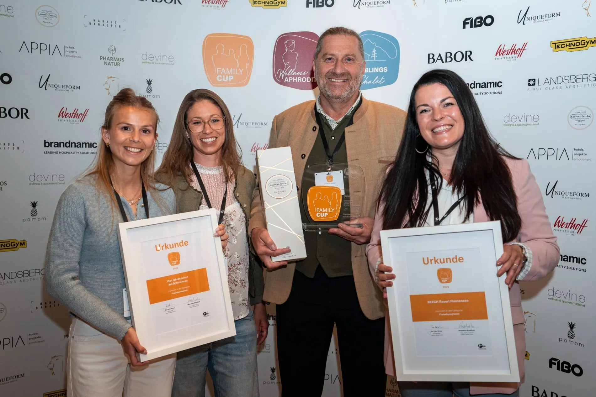Zwei Awards, ein Tag: Im Falkensteiner Hotel Kronplatz wurden die Gewinner des Family Cups 2026 und des Lieblings Chalet Award 2026 ausgezeichnet.