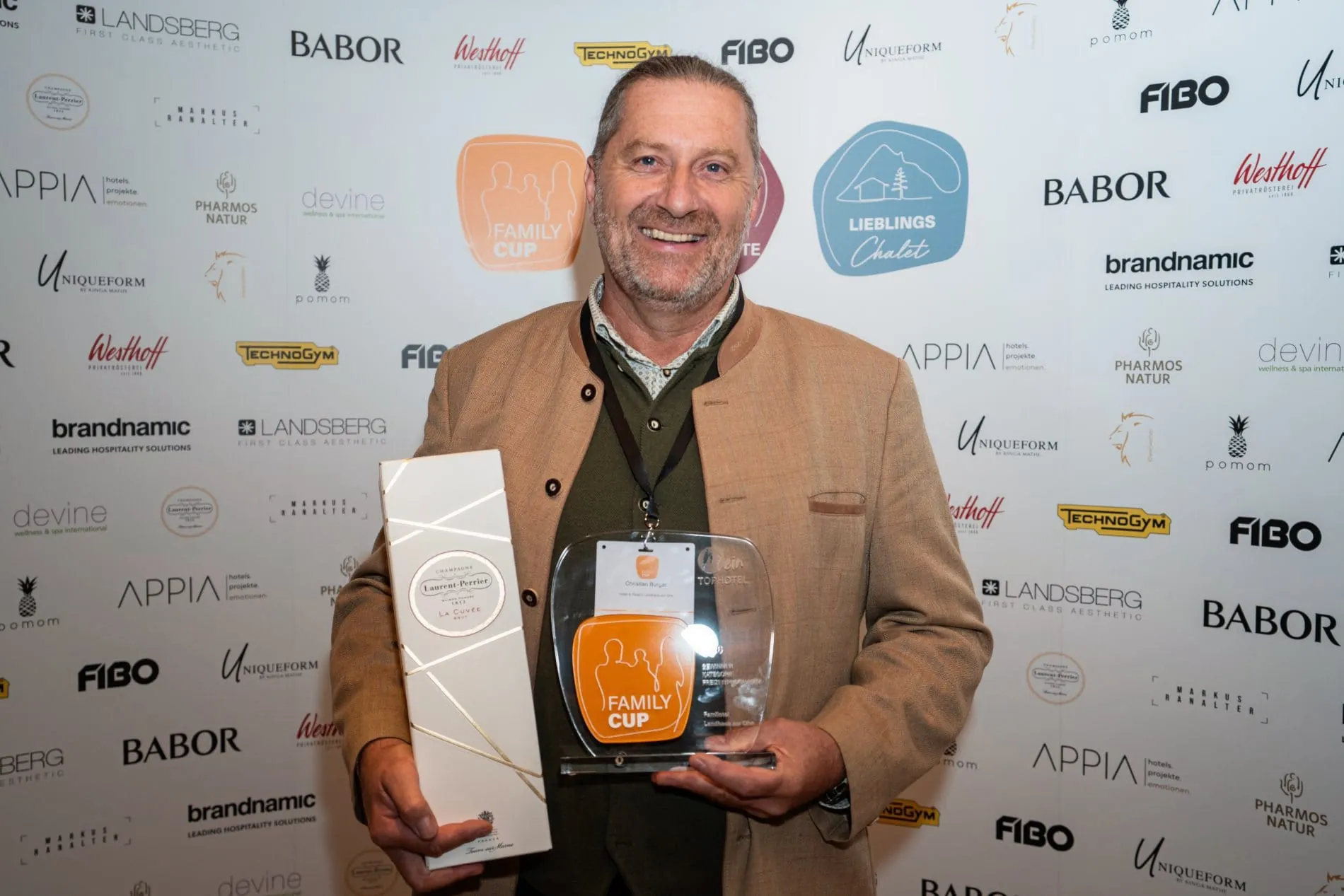 Zwei Awards, ein Tag: Im Falkensteiner Hotel Kronplatz wurden die Gewinner des Family Cups 2026 und des Lieblings Chalet Award 2026 ausgezeichnet.