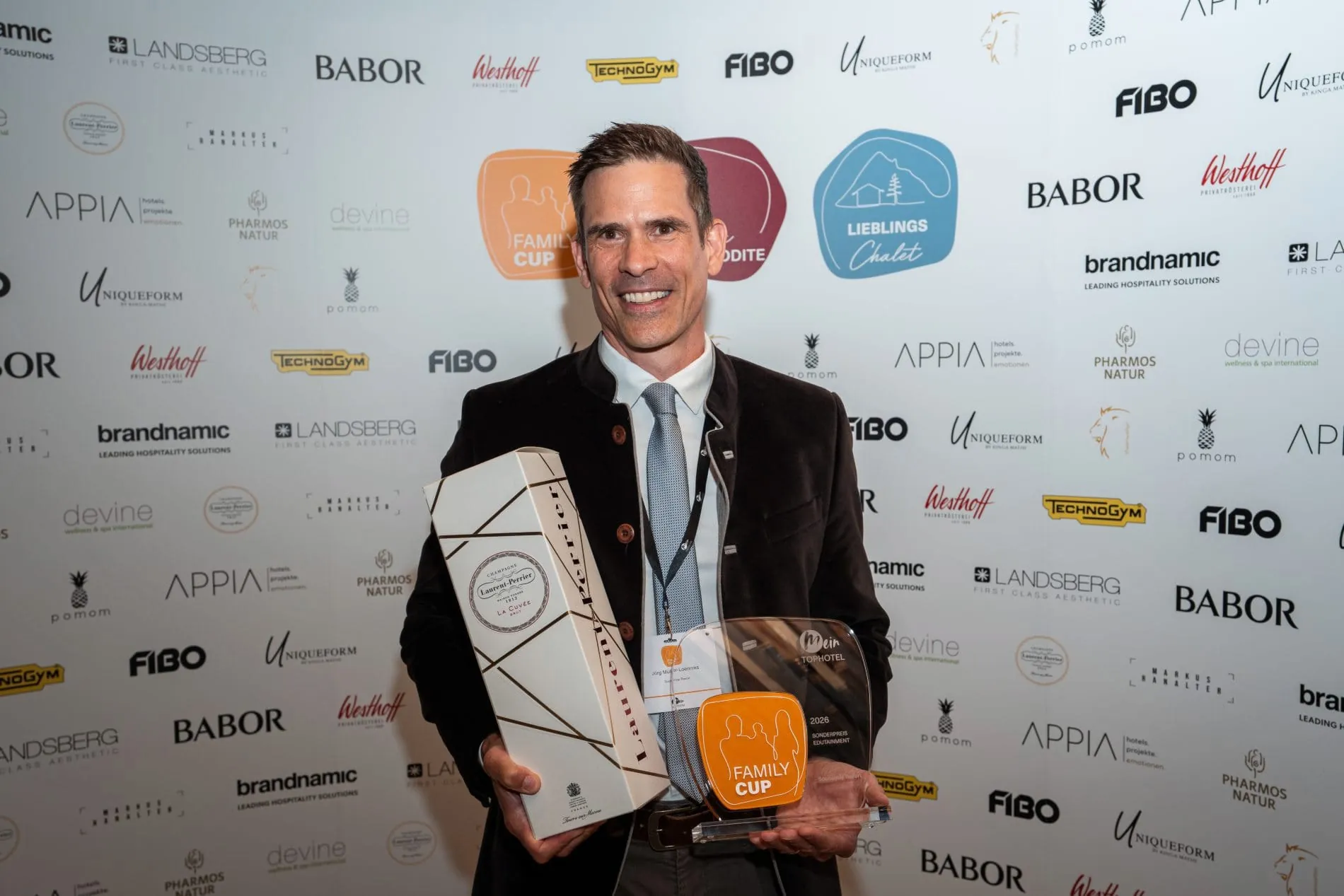 Zwei Awards, ein Tag: Im Falkensteiner Hotel Kronplatz wurden die Gewinner des Family Cups 2026 und des Lieblings Chalet Award 2026 ausgezeichnet.