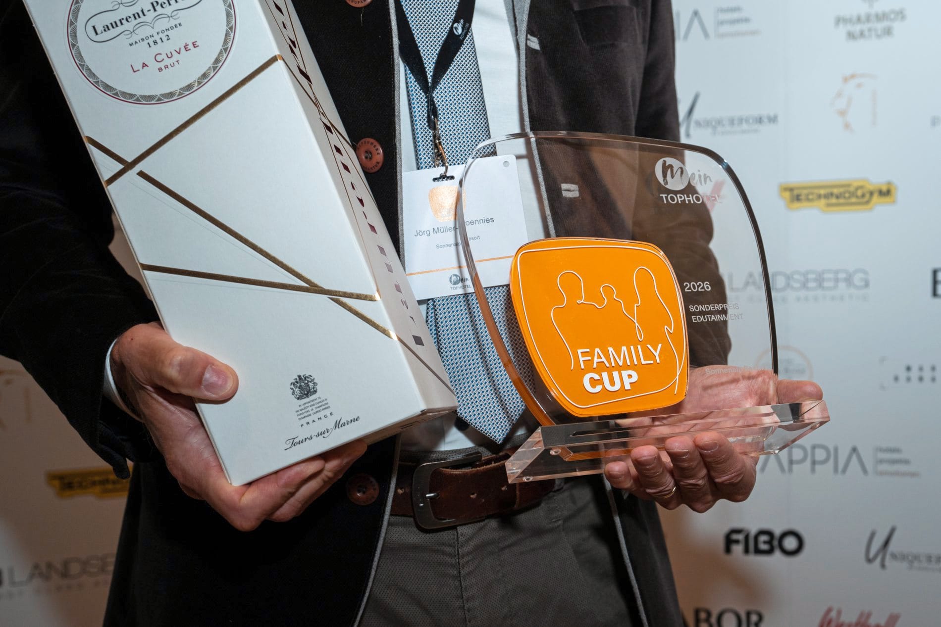 Zwei Awards, ein Tag: Im Falkensteiner Hotel Kronplatz wurden die Gewinner des Family Cups 2026 und des Lieblings Chalet Award 2026 ausgezeichnet.