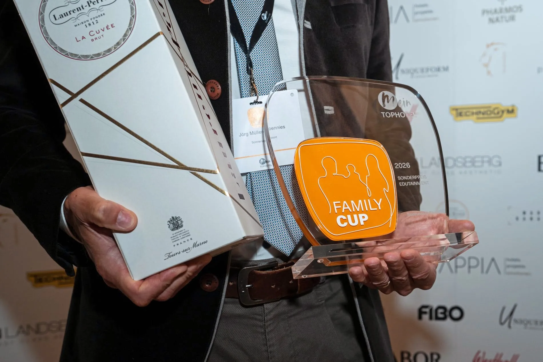 Zwei Awards, ein Tag: Im Falkensteiner Hotel Kronplatz wurden die Gewinner des Family Cups 2026 und des Lieblings Chalet Award 2026 ausgezeichnet.