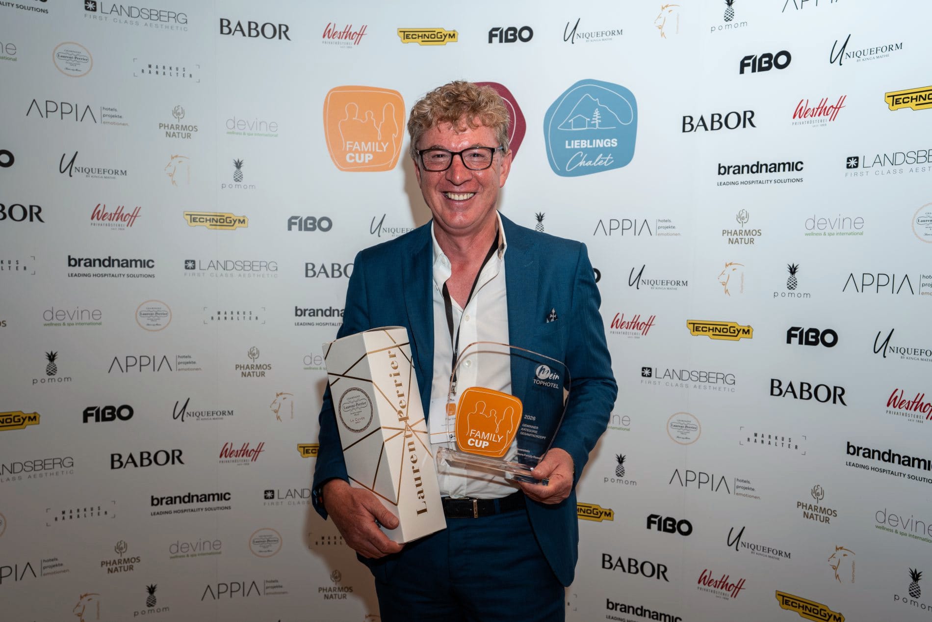 Zwei Awards, ein Tag: Im Falkensteiner Hotel Kronplatz wurden die Gewinner des Family Cups 2026 und des Lieblings Chalet Award 2026 ausgezeichnet.
