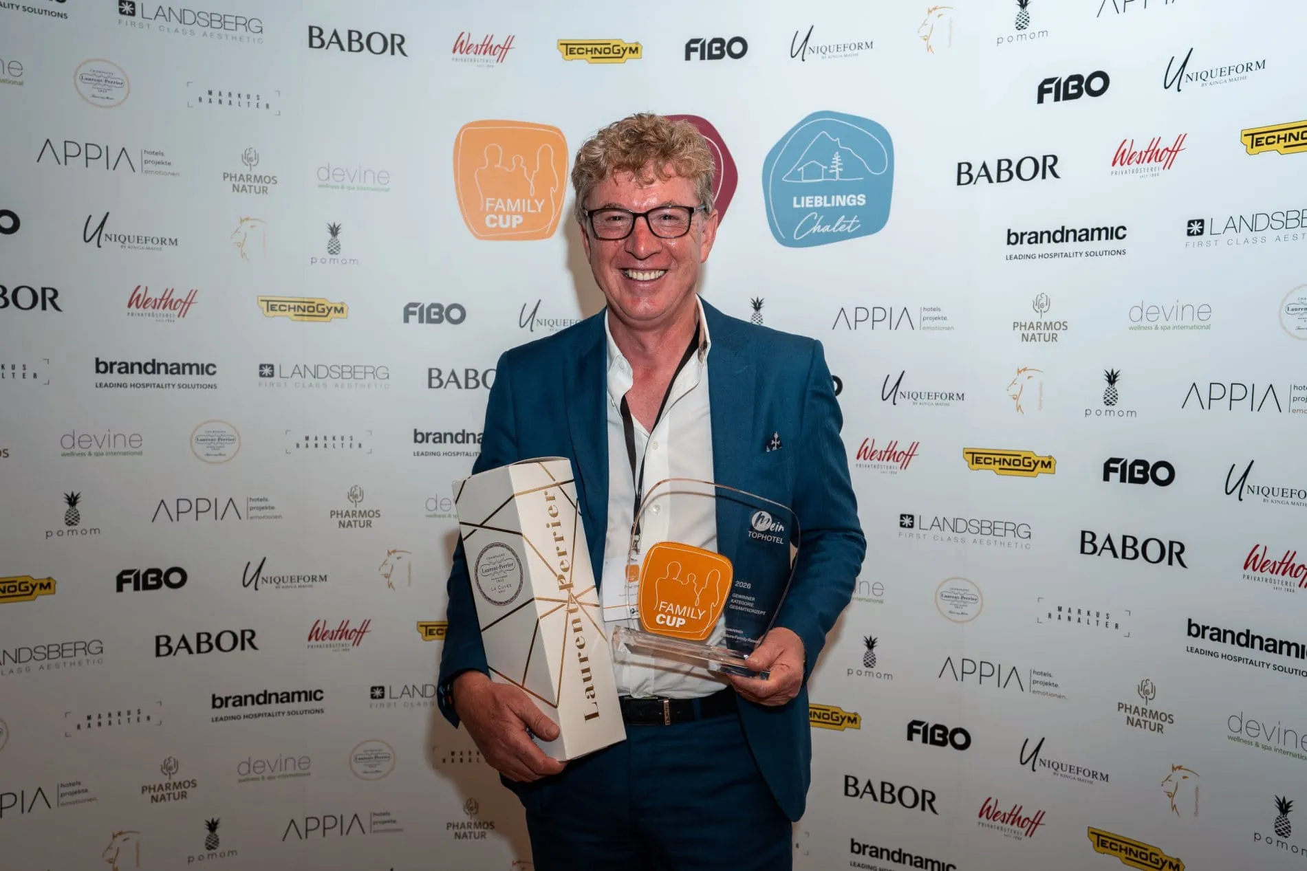 Zwei Awards, ein Tag: Im Falkensteiner Hotel Kronplatz wurden die Gewinner des Family Cups 2026 und des Lieblings Chalet Award 2026 ausgezeichnet.