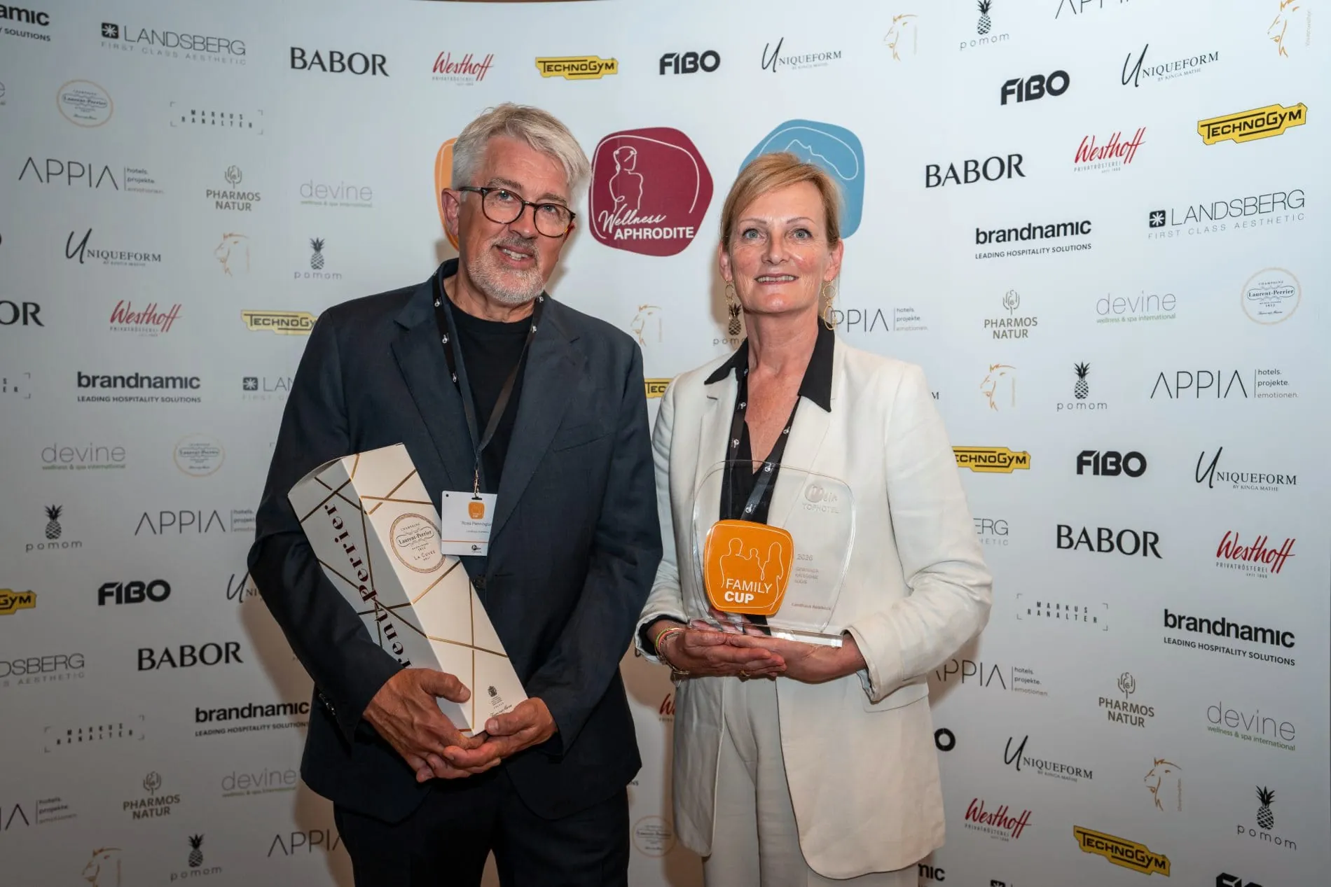 Zwei Awards, ein Tag: Im Falkensteiner Hotel Kronplatz wurden die Gewinner des Family Cups 2026 und des Lieblings Chalet Award 2026 ausgezeichnet.