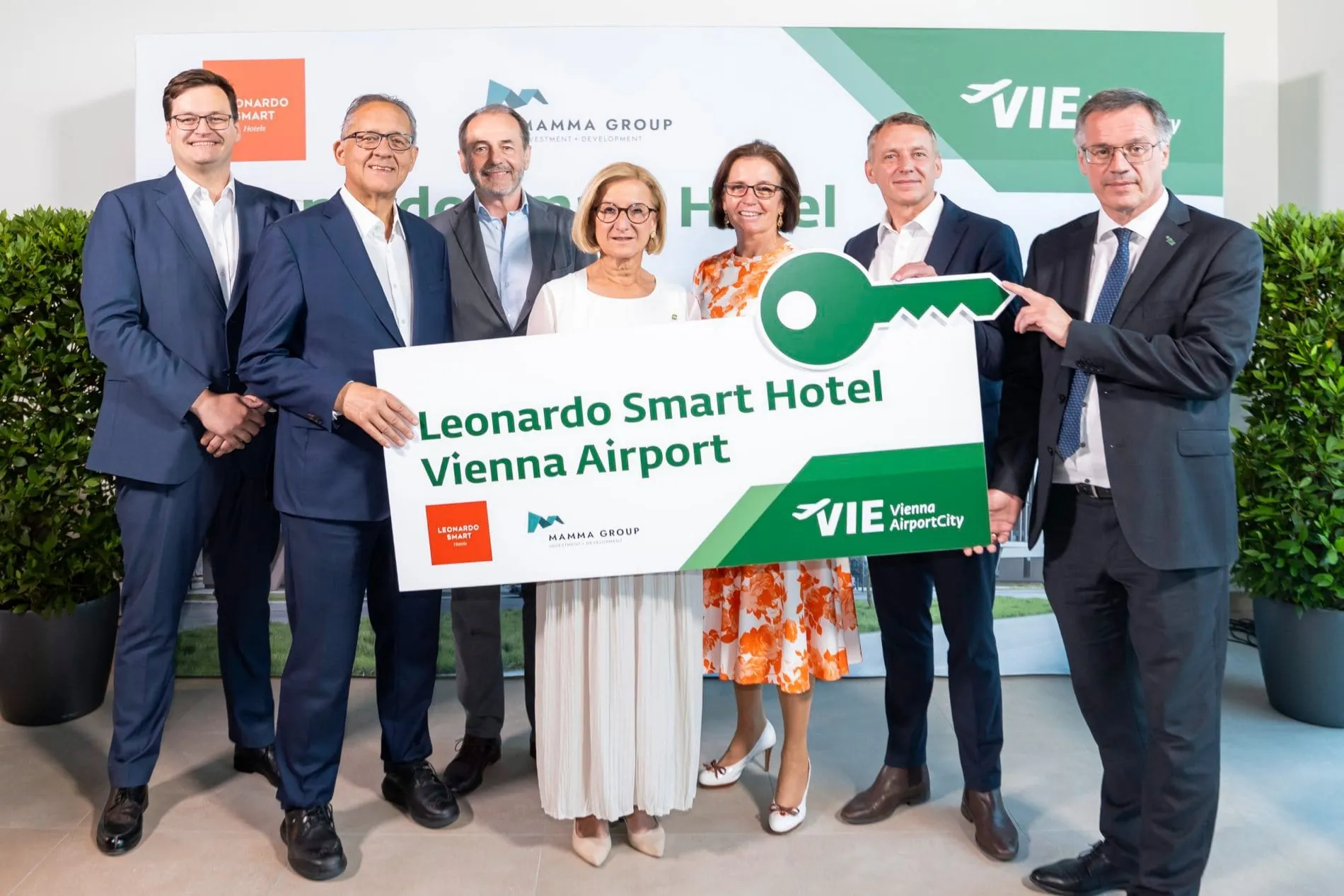 Weihen das Hotel offiziell ein: (von links) Thomas Neubauer (General Manager Leonardo Smart Vienna Airport), G&uuml;nther Ofner (Vorstand der Flughafen Wien AG), Herbert Pinzolits (Eigent&uuml;mer und CEO Mamma Group), Johanna Mikl-Leitner (Landeshauptfrau von Nieder&ouml;sterreich), Katharina Fraissl (Cluster General Manager Austria Leonardo Hotels Central Europe), Stephan L&ouml;wel (Chief Operations Officer DACH Leonardo Hotels Central Europe) und Wolfgang Scheibenpflug (Gesch&auml;ftsbereichsleiter Immobilien- und Standortmanagement Flughafen Wien AG).