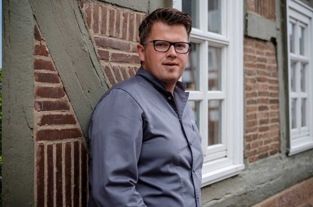 Das Gourmetrestaurant „Philipp Soldan“ im Hotel Die Sonne Frankenberg bleibt eine der prägenden Fine-Dining-Adressen in Nordhessen: Der Guide Michelin hat das Restaurant unter der Leitung von Erik Arnecke erneut mit einem Stern ausgezeichnet.