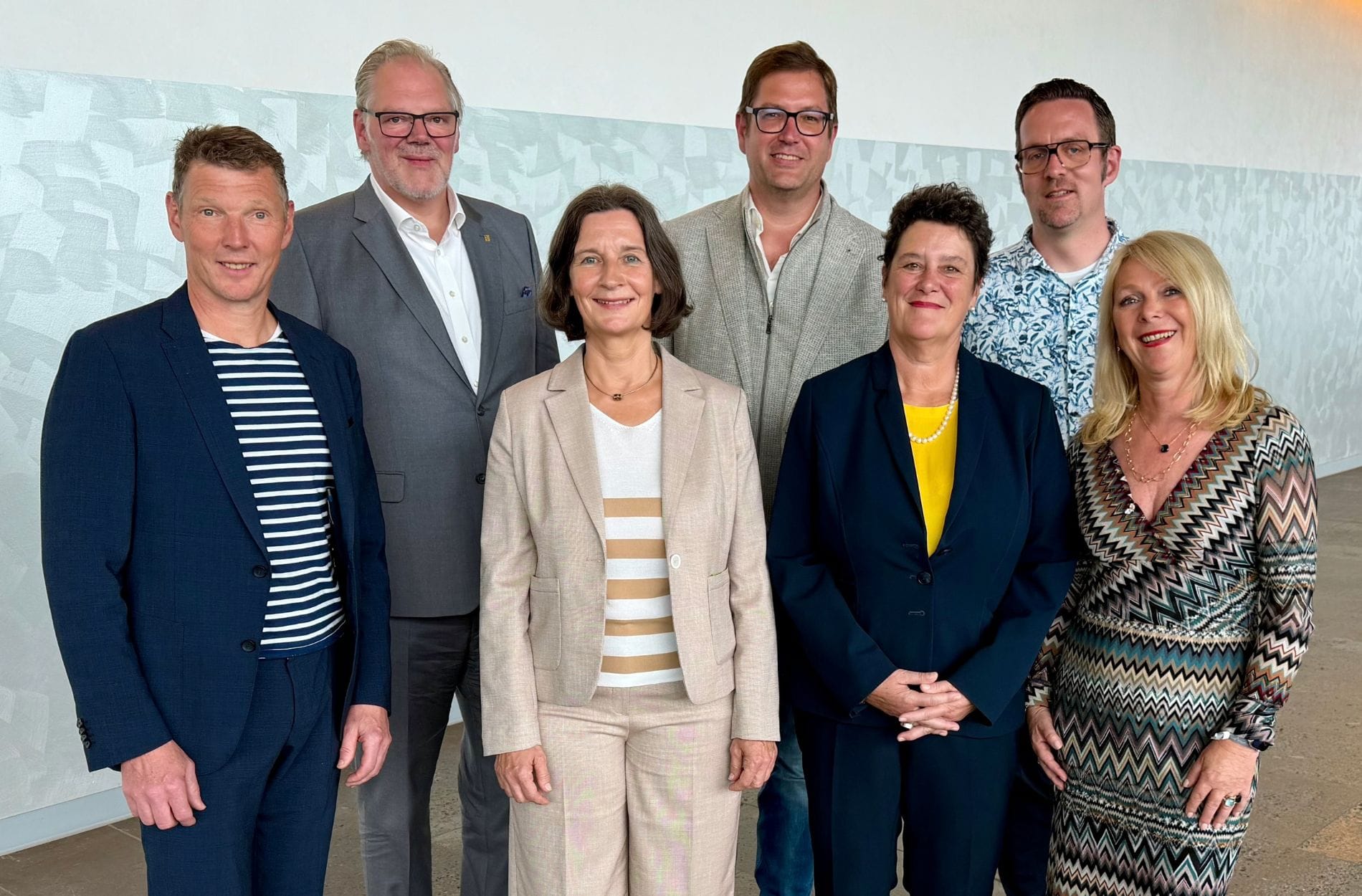 Der neu gewählte Aufsichtsrat der HGK nach der Generalversammlung in Dresden: (von links) Aufsichtsratsvorsitzender Bernd Voss mit Patrick Rothkopf, Dorothee Eckes, Alex Wurster, Karin Krings, Bastian Heiser und Suzann Heinemann.