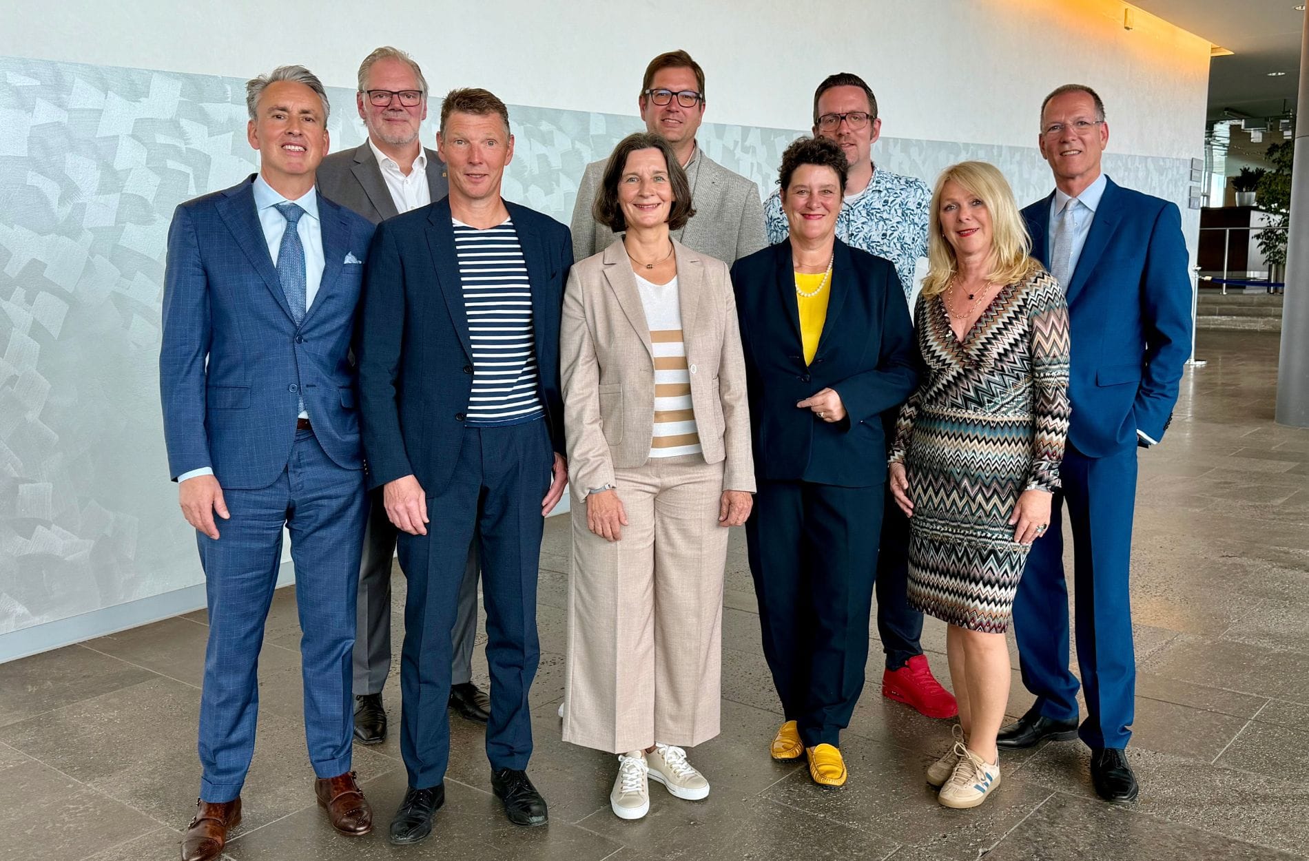 Nach personellen Veränderungen im Aufsichtsrat und Vorstand stellte sich die HGK-Führung in Dresden zum Gruppenbild auf: (von links) Vorstandsvorsitzender Urban Uttenweiler, die Aufsichtsräte Patrick Rothkopf, Bernd Voss, Dorothee Eckes, Alex Wurster, Karin Krings, Bastian Heiser, Suzann Heinemann und Vorstand Gerald Pütter.
