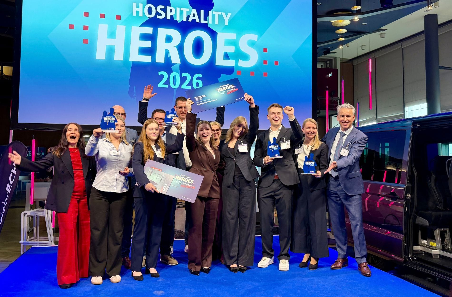Große Freude bei den „Hospitality Heroes“: Die Gewinner des Nachwuchsawards feierten ihre Auszeichnung auf der Bühne.