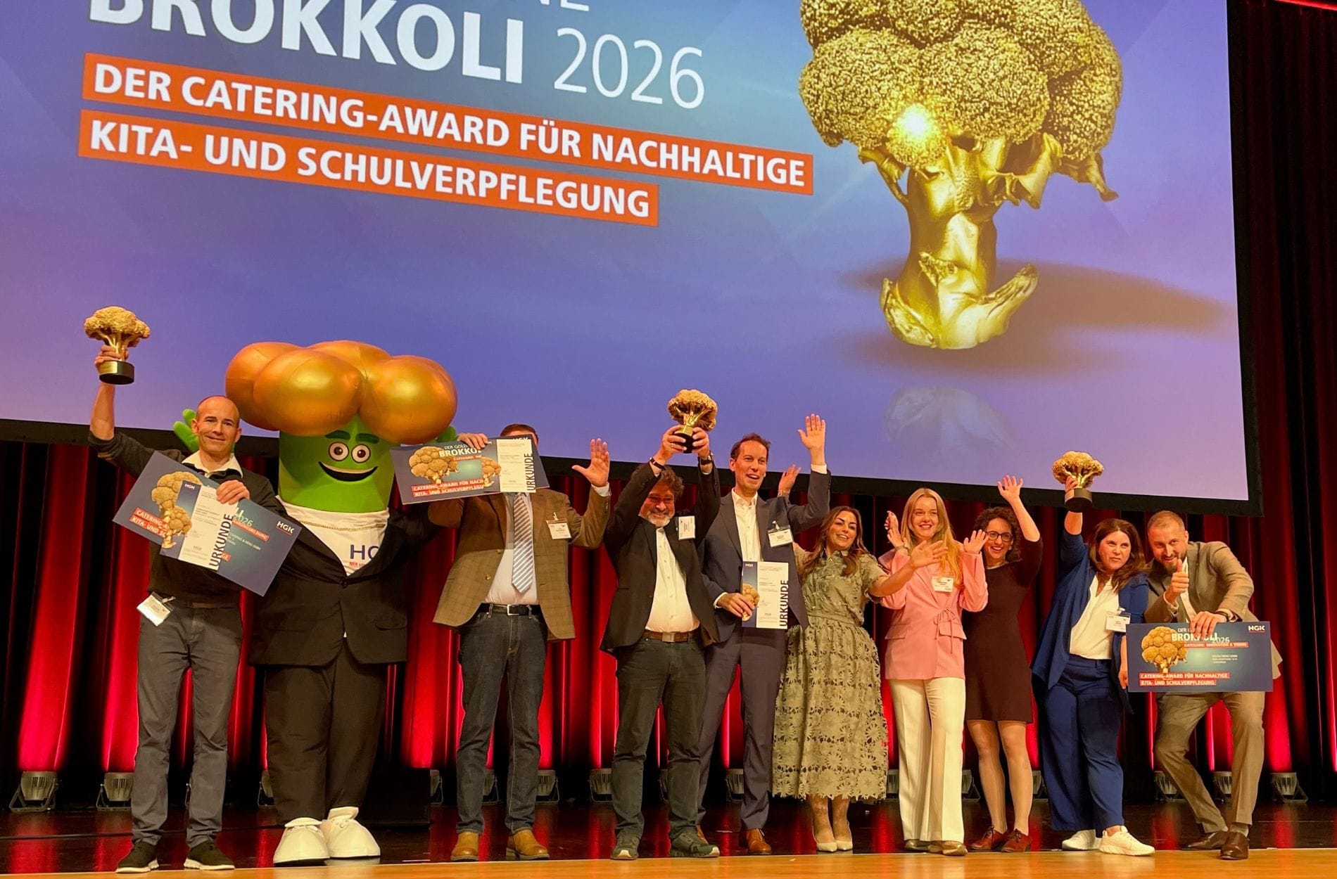 Jubel bei der Preisverleihung des „Goldenen Brokkoli“, mit dem die HGK innovative Konzepte in der Gemeinschaftsverpflegung auszeichnet.