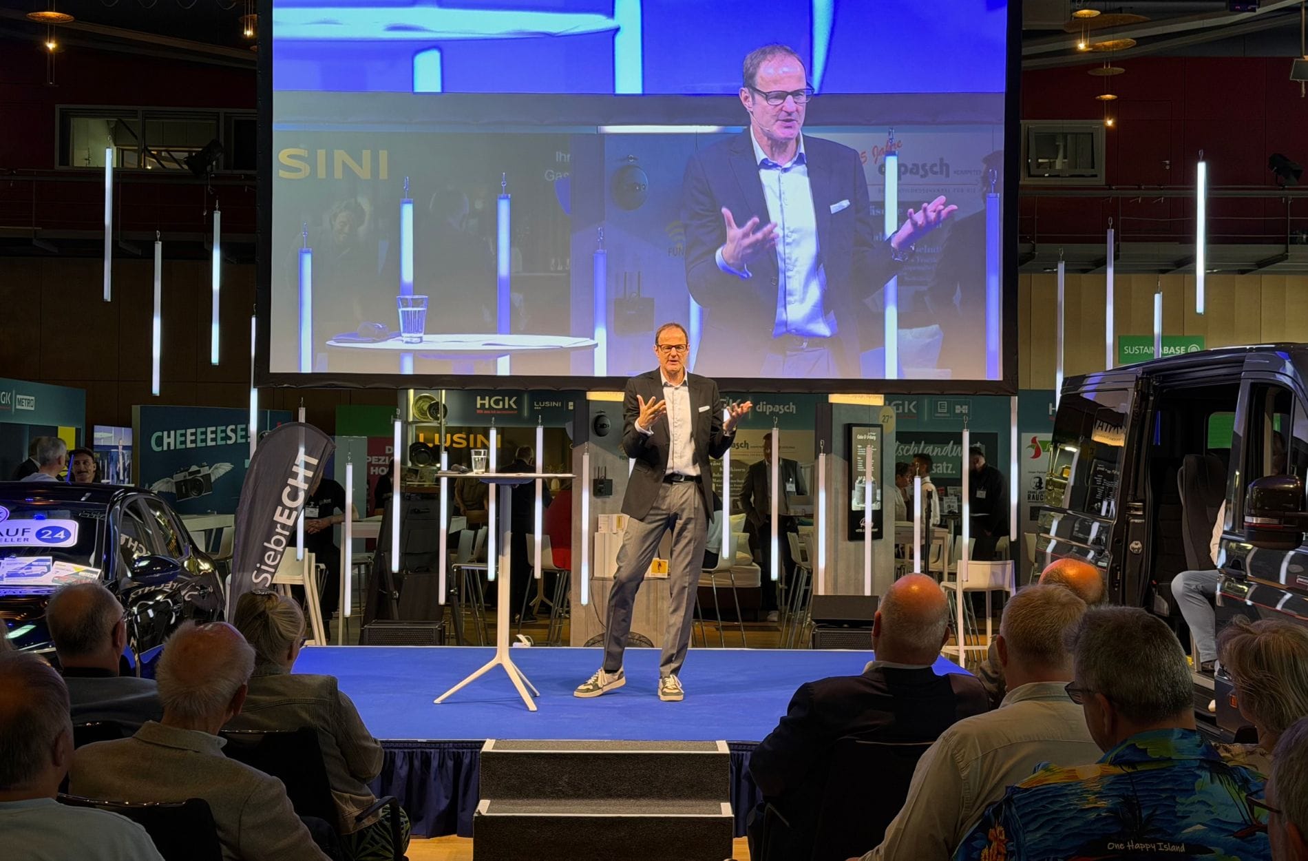 Mit Humor und wissenschaftlichen Denkanstößen begeisterte Keynote-Speaker Vince Ebert die Teilnehmer der HGK-Convention in Dresden.