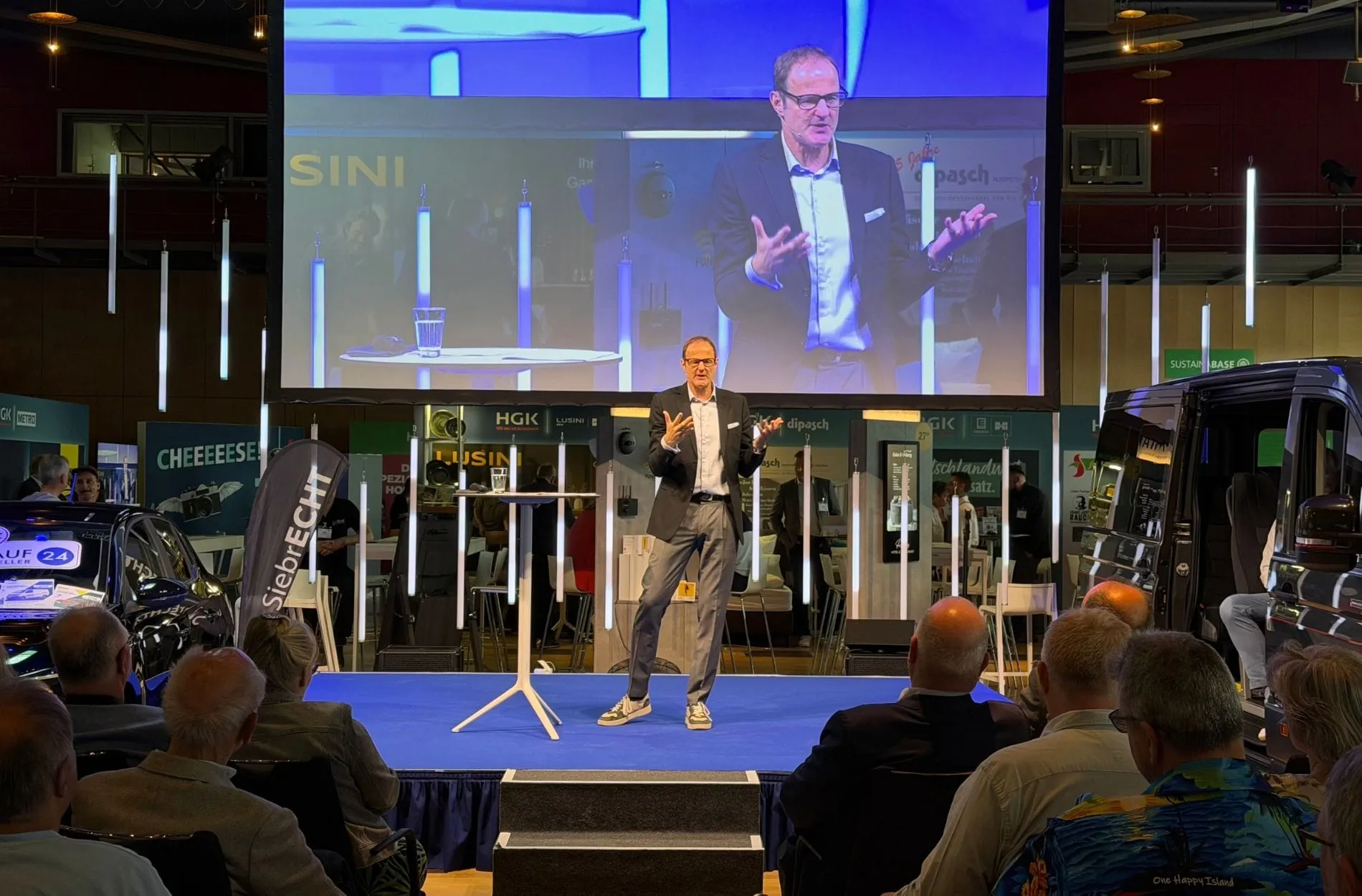 Mit Humor und wissenschaftlichen Denkanstößen begeisterte Keynote-Speaker Vince Ebert die Teilnehmer der HGK-Convention in Dresden.