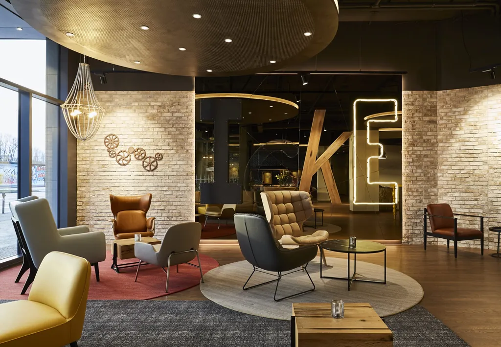 Indigo Berlin by IHG &ndash; Lobby mit Lage an der Spree, zwischen East Side Gallery und Uber Arena.
