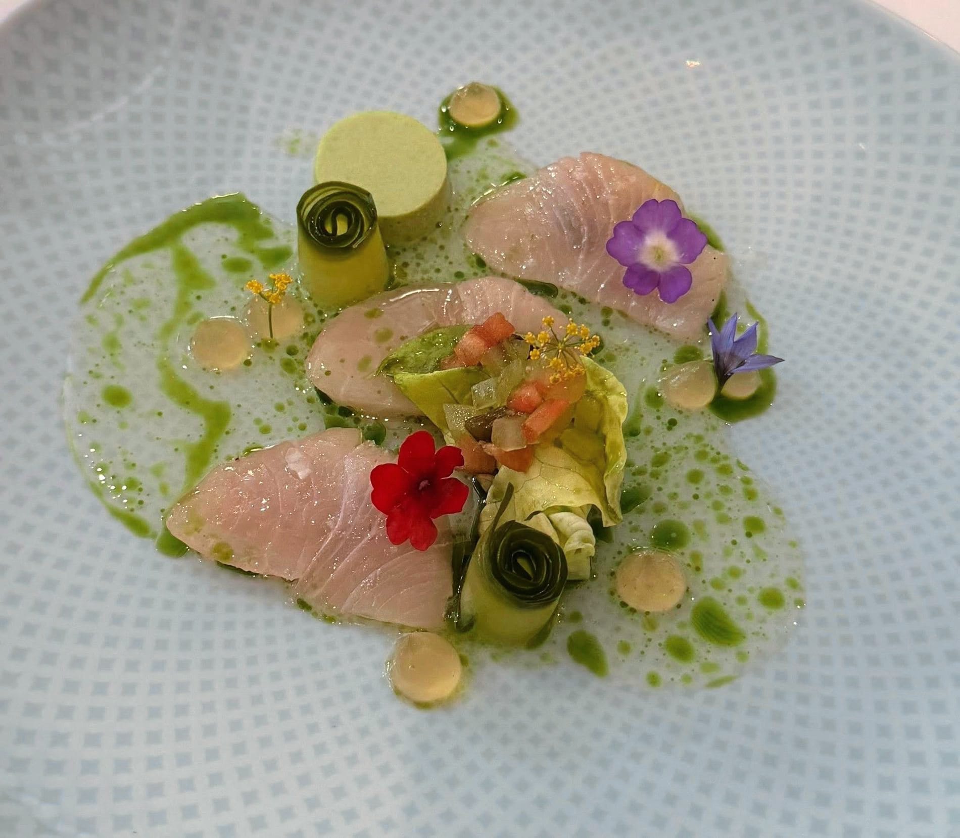 Marinierte Gelbflossen Makrele mit Gurke, Jalapeno und Kopfsalat