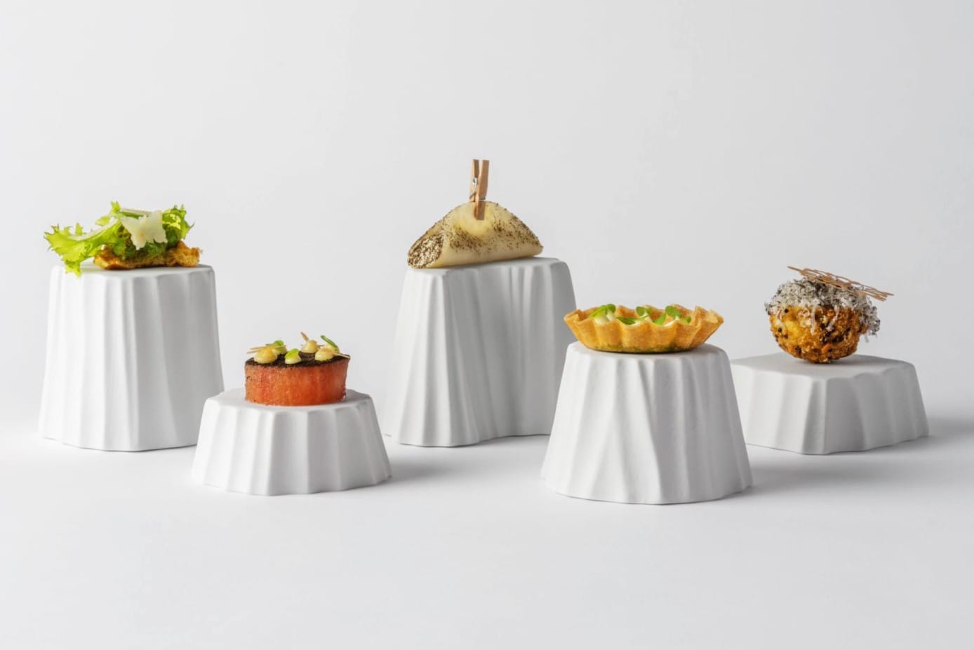 Hochwertige Materialien und durchdachte Konzepte wie die in Italien handgefertigte Kollektion ‚Sumisura' von Royale machen Fachlichkeit am Tisch sichtbar. Präsentiert im Berliner Showroom "Tawl" von Wiebke Lehmann.