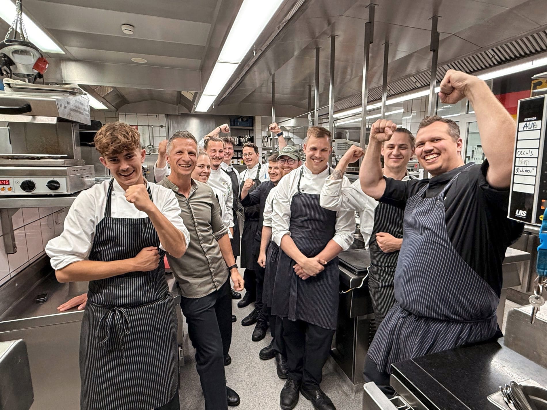 Sternekoch Maximilian Moser und sein Team vom Gourmetrestaurant „Aubergine“ dürfen auch 2026 über einen Michelin-Stern jubeln.