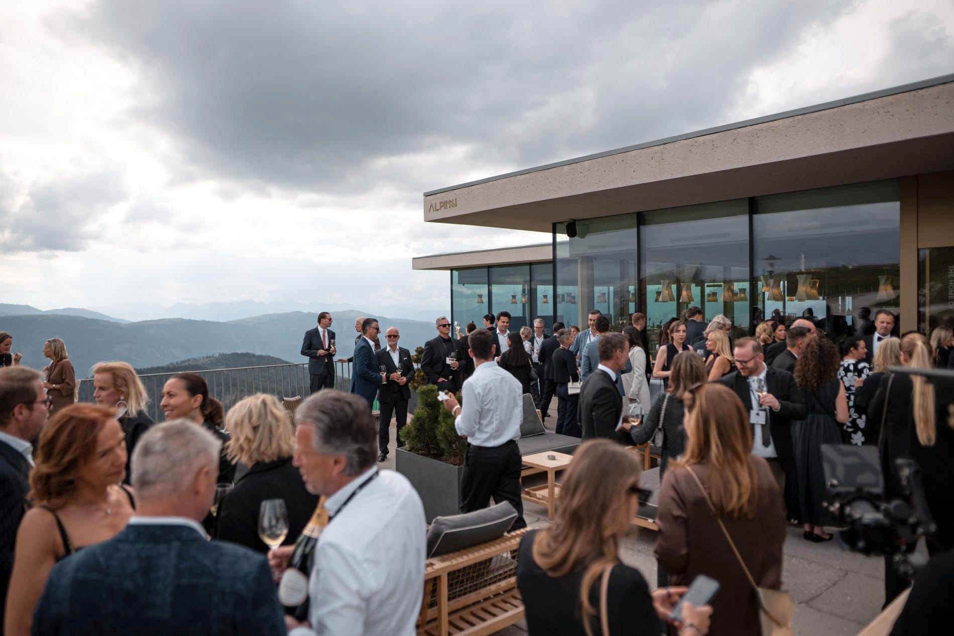 „Exzellenz und Leidenschaft": Rund 150 geladene Gäste aus Hotellerie, Tourismus und Medien feierten im Falkensteiner Hotel Kronplatz und im Lumen auf dem Kronplatz die Verleihung der Wellness Aphrodite 2026.