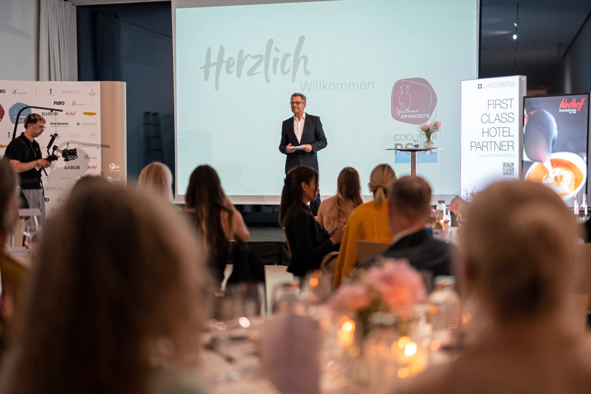 „Exzellenz und Leidenschaft": Rund 150 geladene Gäste aus Hotellerie, Tourismus und Medien feierten im Falkensteiner Hotel Kronplatz und im Lumen auf dem Kronplatz die Verleihung der Wellness Aphrodite 2026.