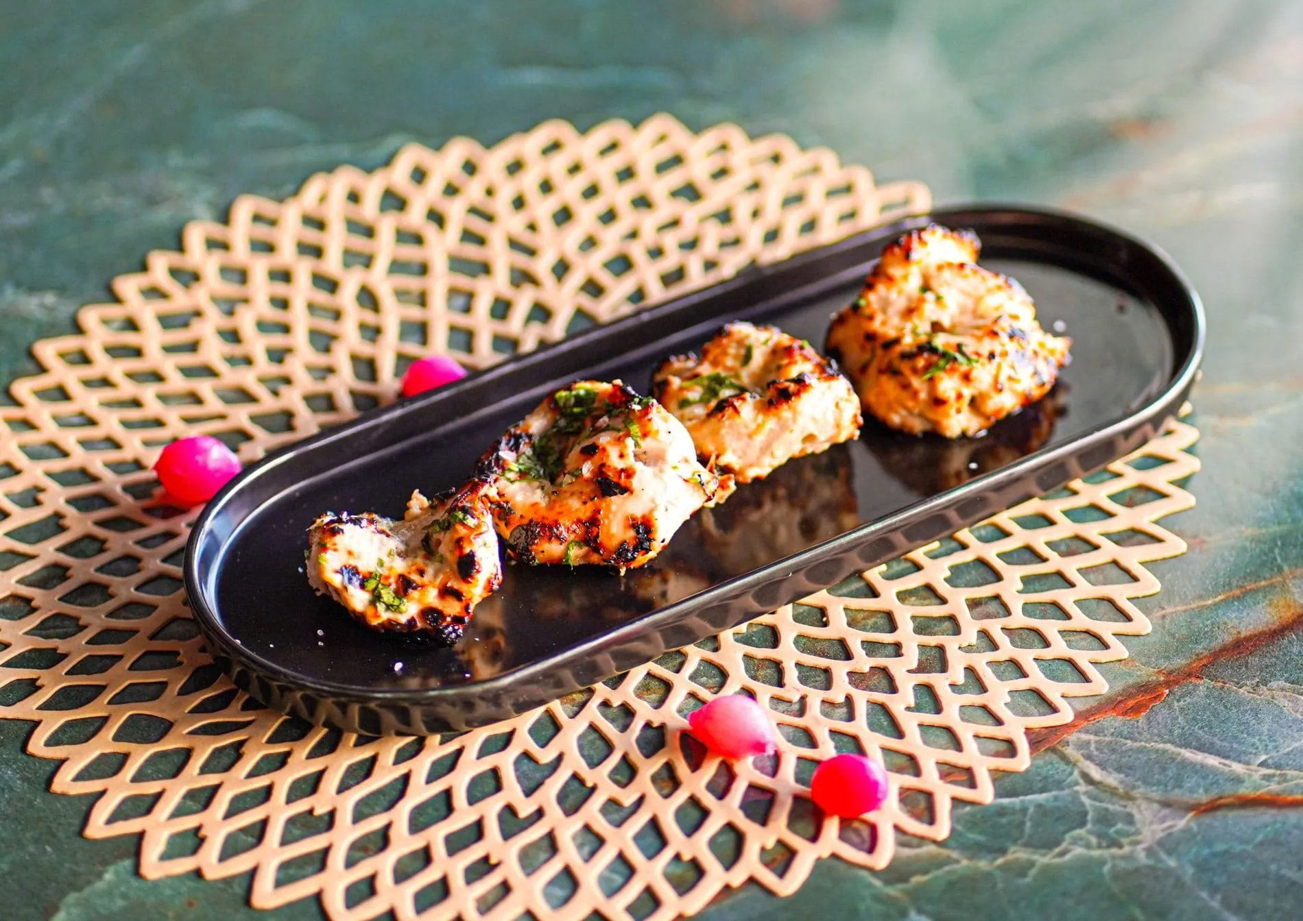 Gegrilltes Hähnchen zählt zu den Tandoor-Spezialitäten von Küchenchef Nilesh Dangwal, der in der Bombay Brasserie nordindische Klassiker mit europäischen Einflüssen kombiniert.