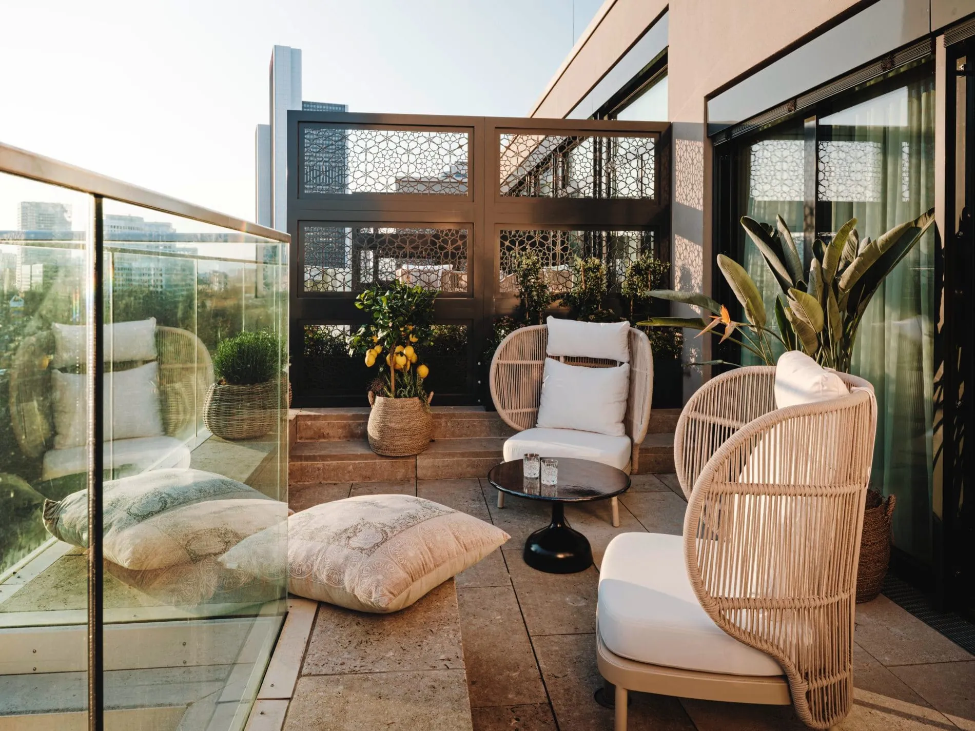 Die private Terrasse der Suite öffnet den Blick auf die Frankfurter Skyline.