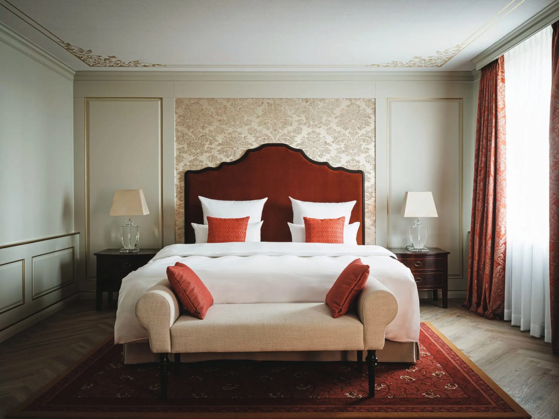 Warme Rottöne und ein samtenes Kopfteil prägen die Grand Luxury Suite – kräftige Farben und haptische Stoffe gehören laut Joi-Design zum gestalterischen Konzept der neuen Zimmer.